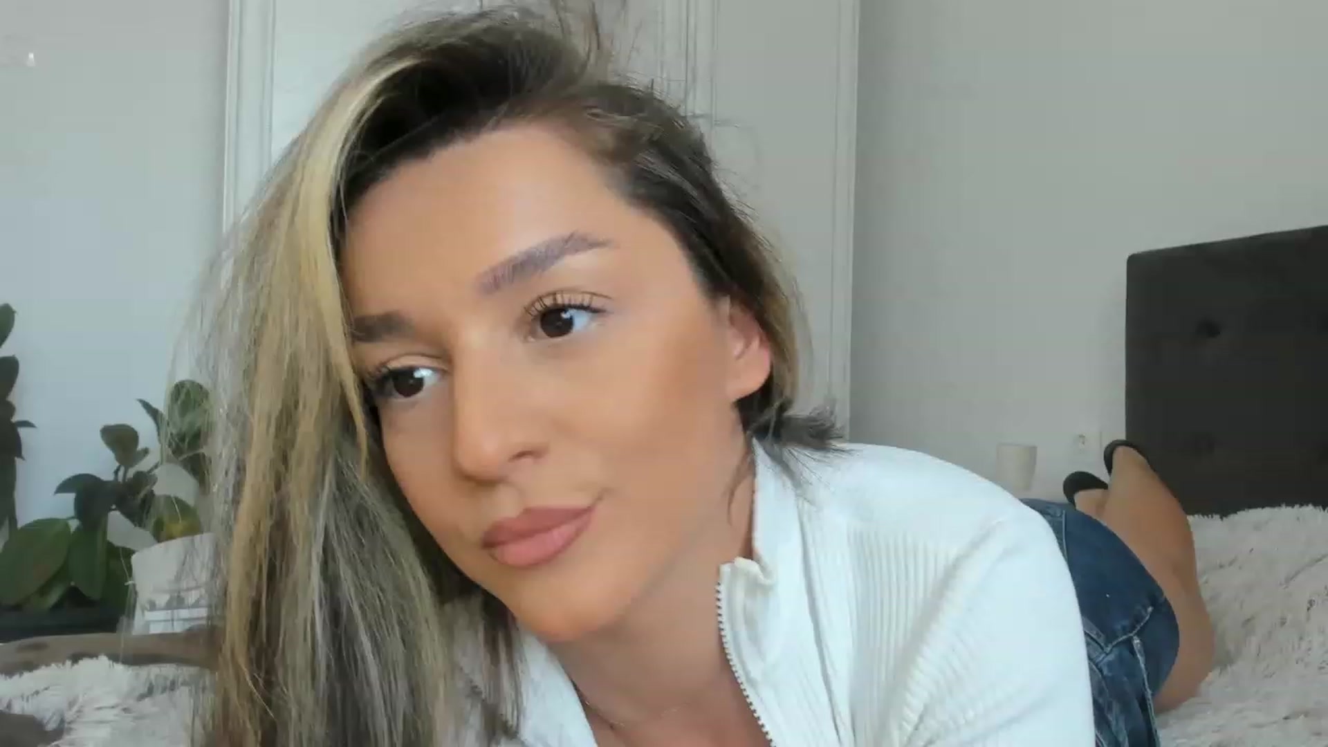 Gallery image thumbnail from Eve___'s myfreecams stream on, 04/18/2023, 15:38 image 6 of 20