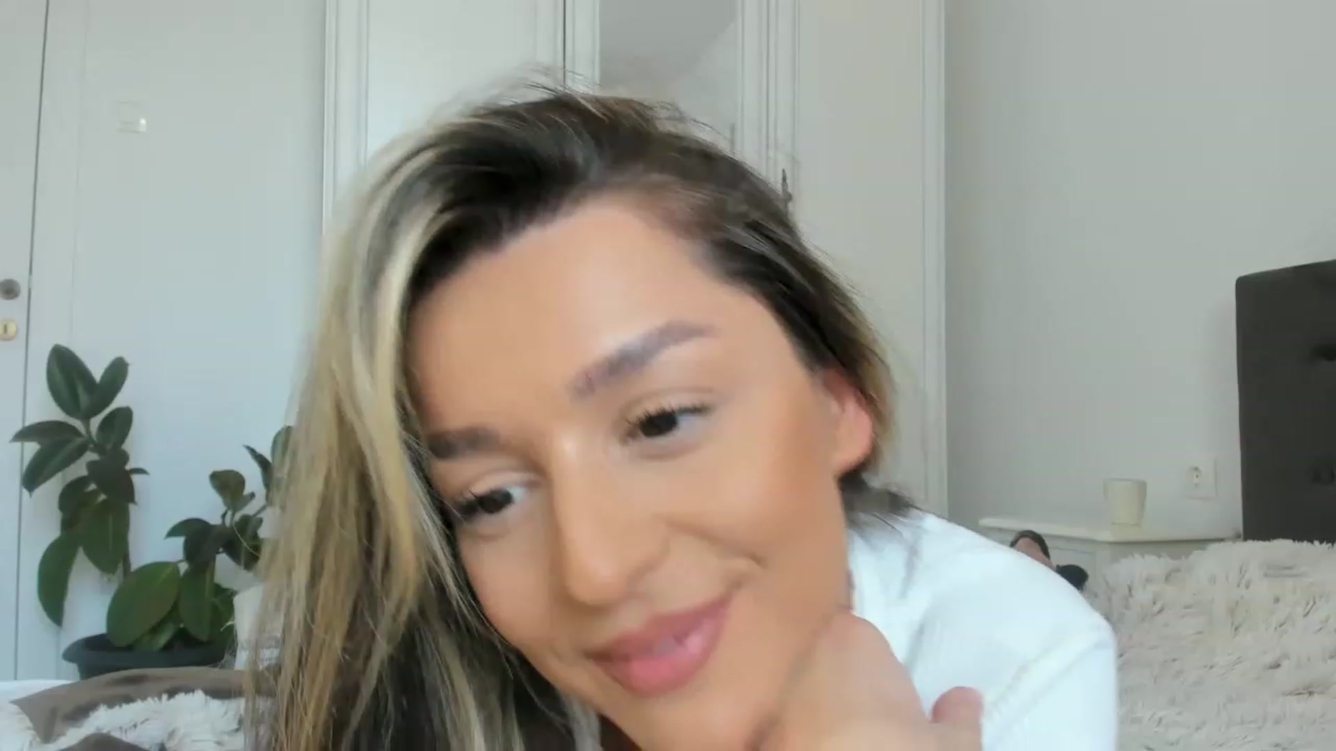 Gallery image thumbnail from Eve___'s myfreecams stream on, 04/18/2023, 15:38 image 5 of 20