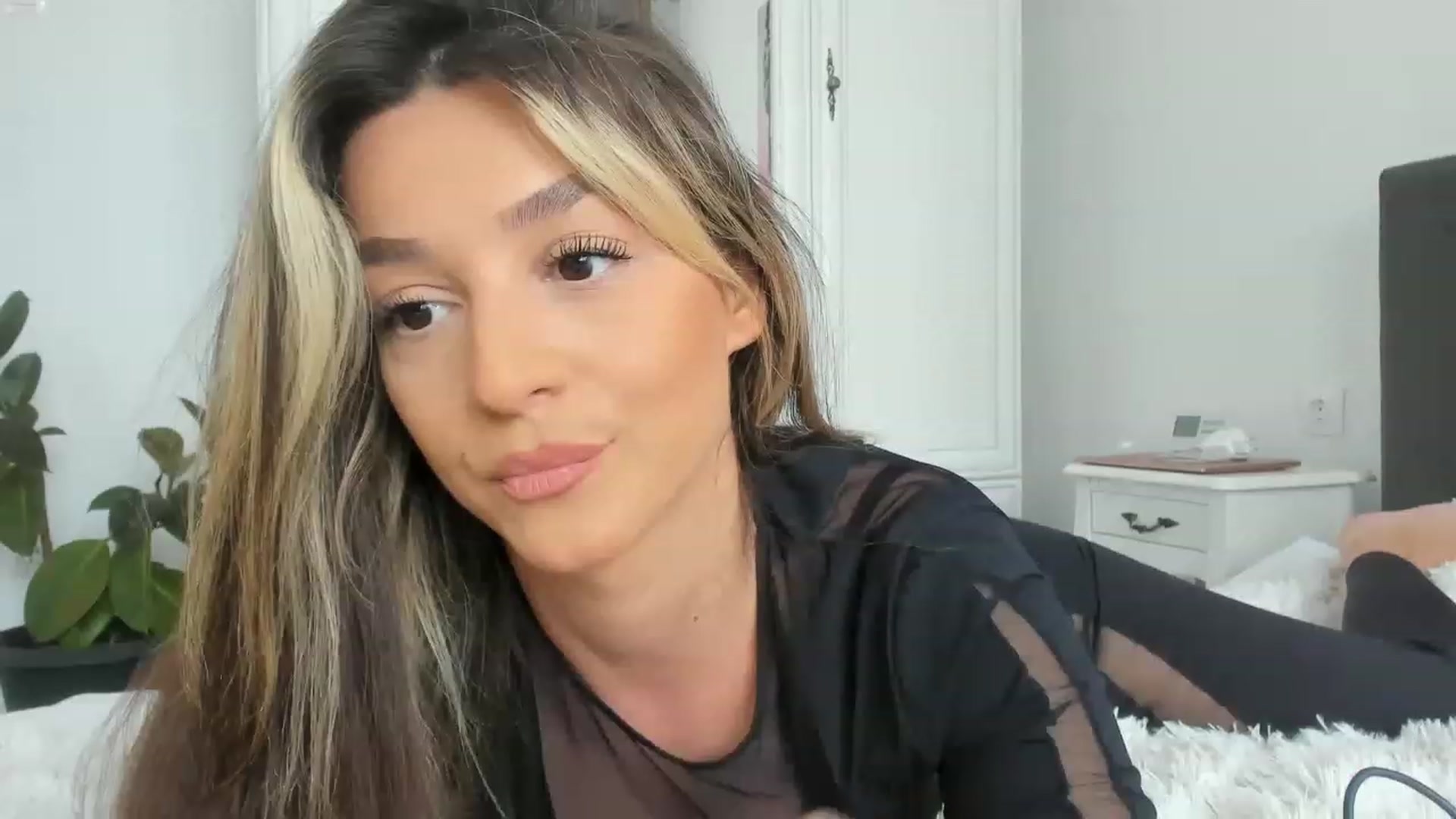 Gallery image thumbnail from Eve___'s myfreecams stream on, 04/20/2023, 14:03 image 16 of 20