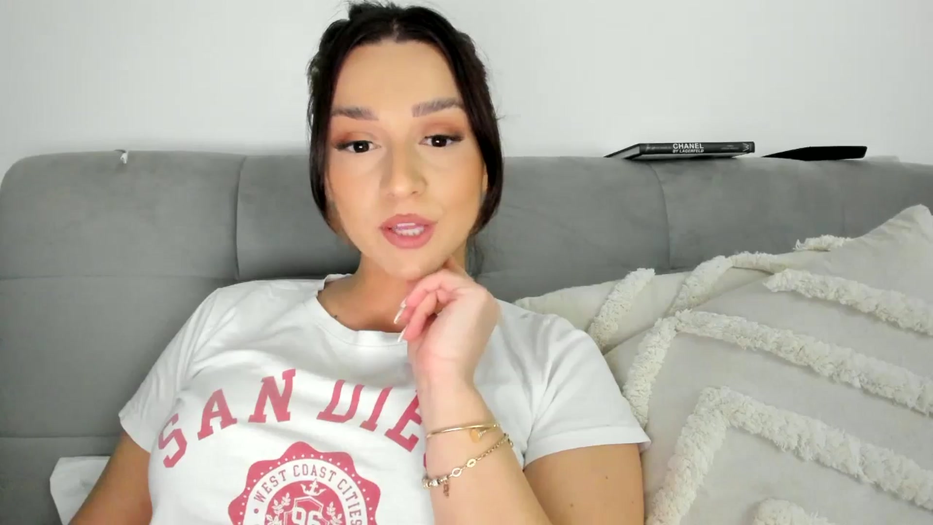 Gallery image thumbnail from Eve___'s myfreecams stream on, 02/04/2024, 16:21 image 18 of 20
