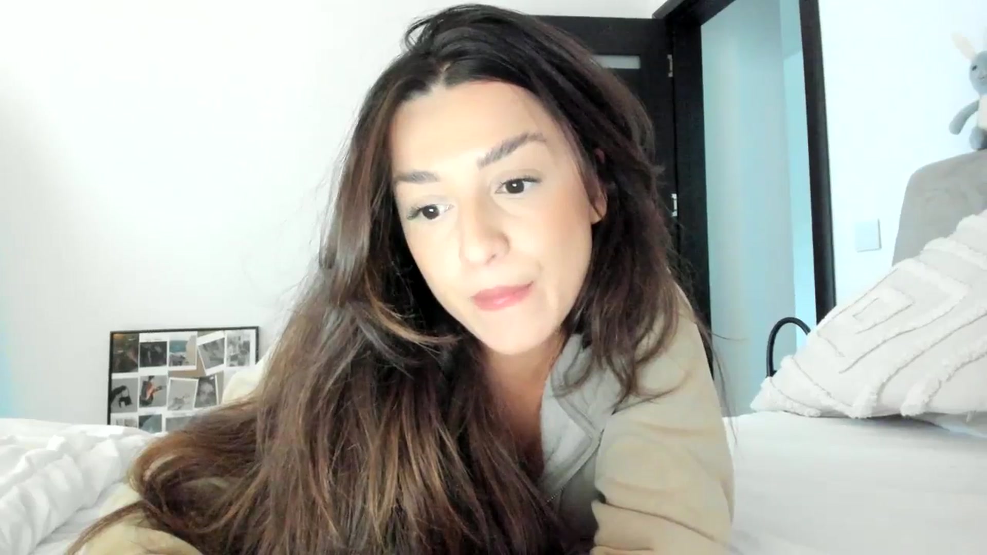 Gallery image thumbnail from Eve___'s myfreecams stream on, 02/21/2024, 15:03 image 18 of 20