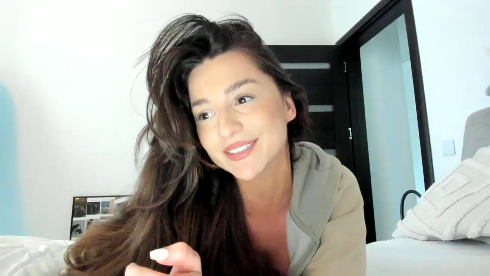 Gallery image thumbnail from Eve___'s myfreecams stream on, 02/21/2024, 15:03 image 14 of 20