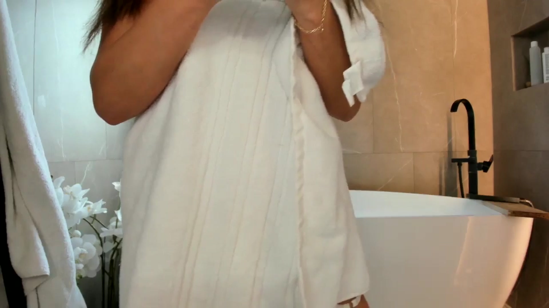 Gallery image thumbnail from Eve___'s myfreecams stream on, 04/26/2024, 14:58 image 3 of 20
