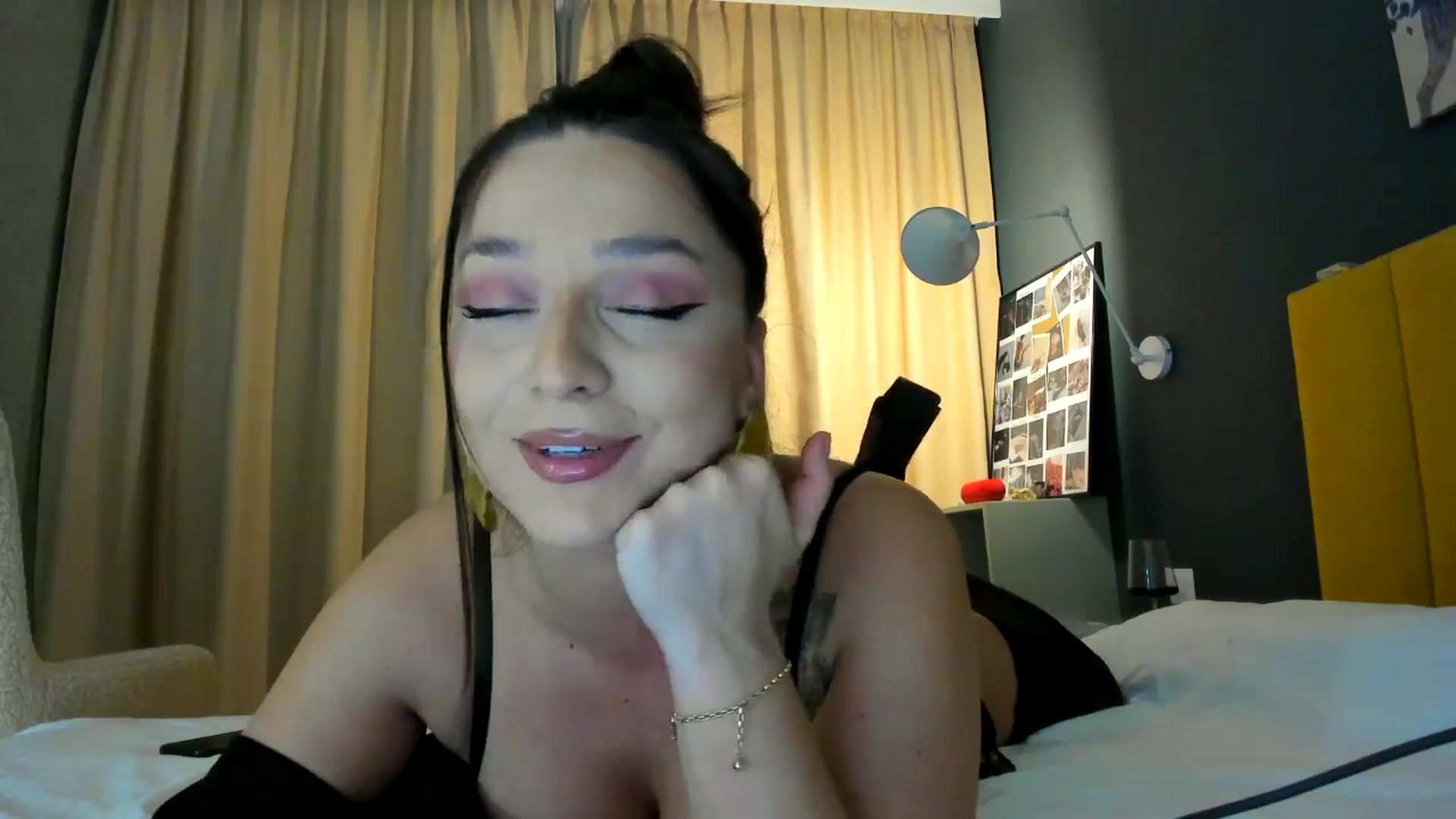 Gallery image thumbnail from Eve___'s myfreecams stream on, 12/01/2024, 16:16 image 11 of 20