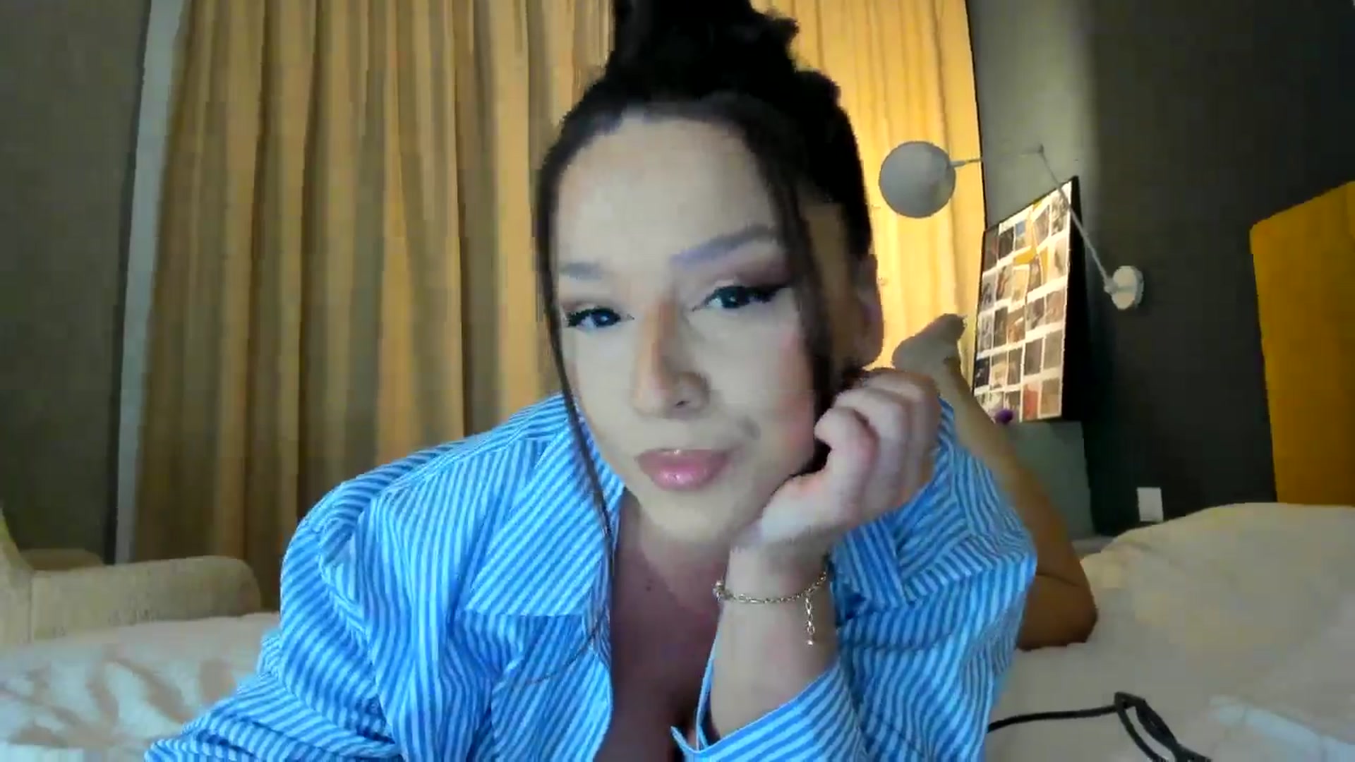 Gallery image thumbnail from Eve___'s myfreecams stream on, 12/08/2024, 16:01 image 13 of 20
