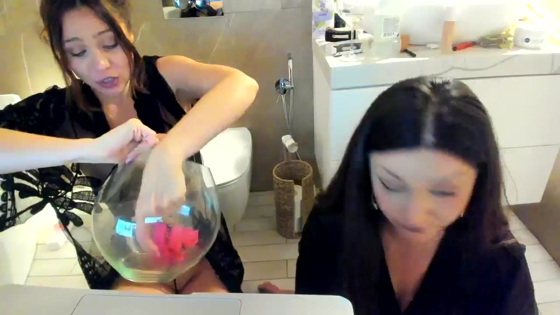 Gallery image thumbnail from Eve___'s myfreecams stream on, 12/15/2024, 19:29 image 16 of 20