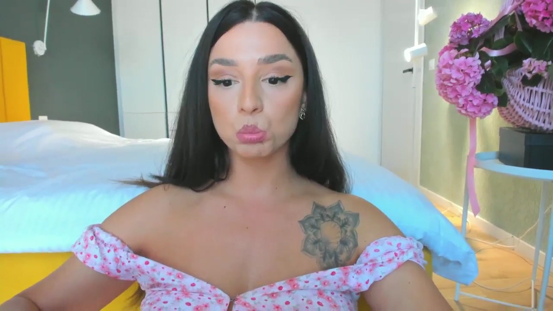 Gallery image thumbnail from Eve___'s myfreecams stream on, 03/20/2025, 16:27 image 9 of 20