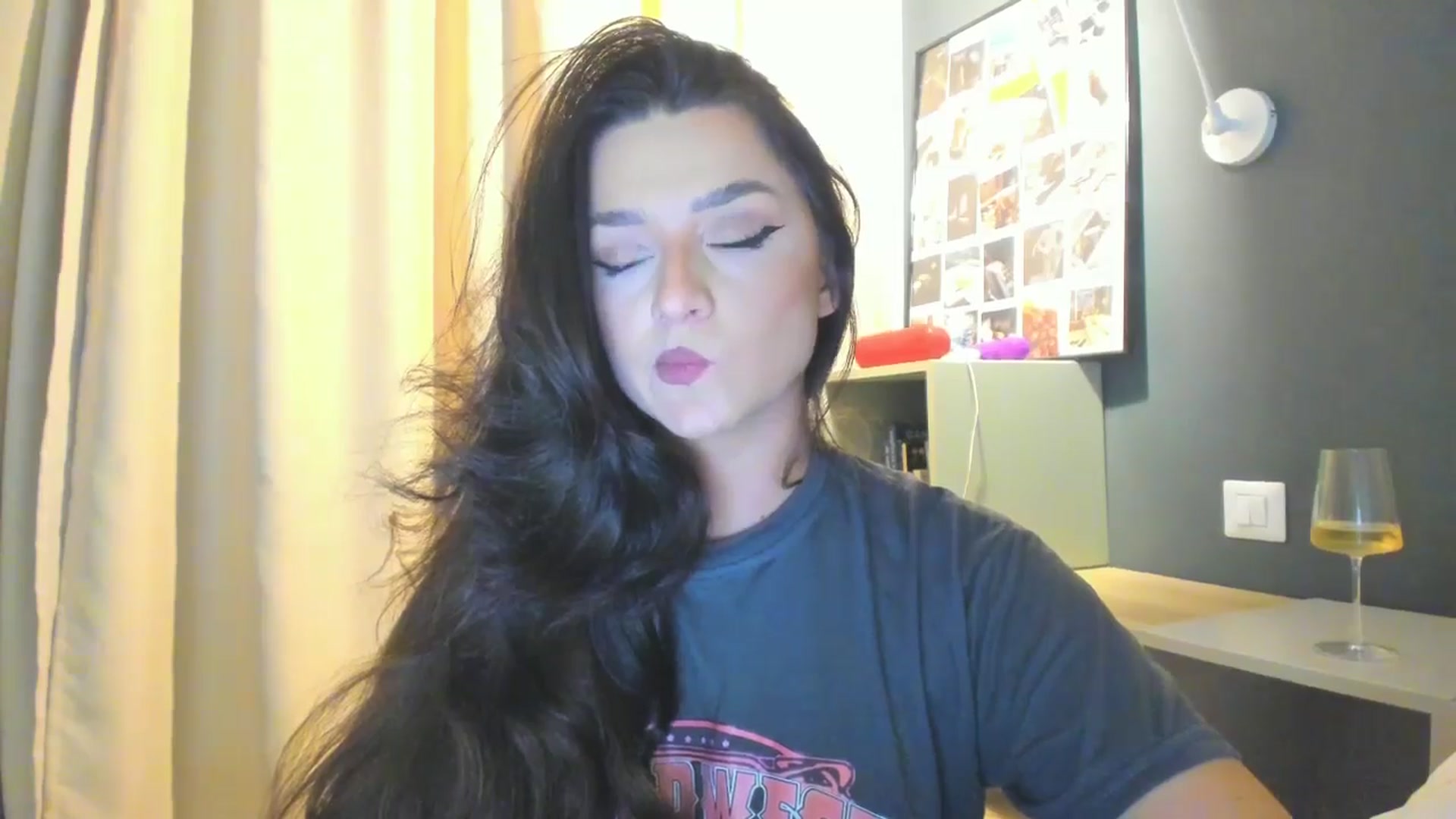 Gallery image thumbnail from Eve___'s myfreecams stream on, 03/28/2025, 17:07 image 4 of 20