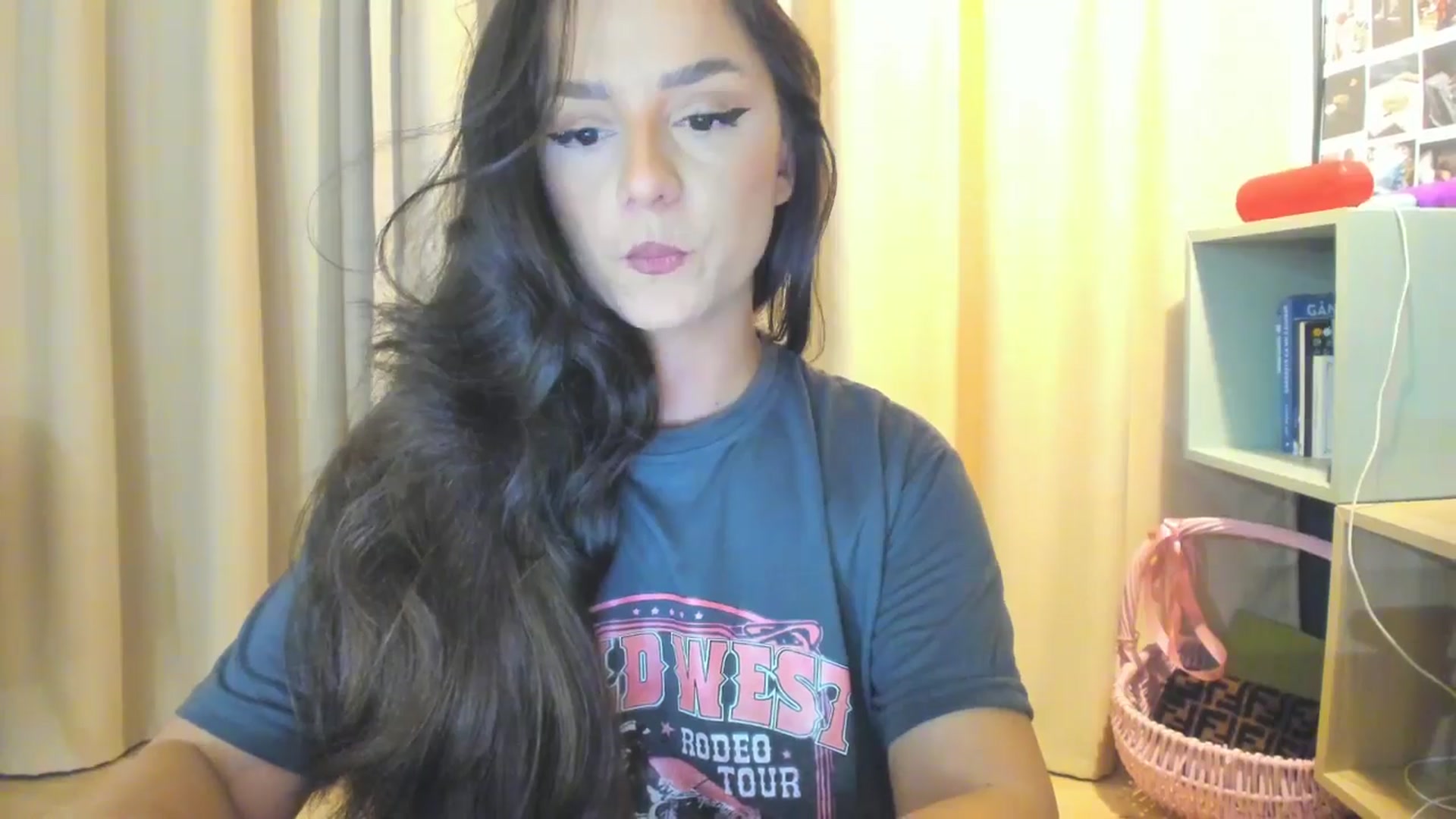 Gallery image thumbnail from Eve___'s myfreecams stream on, 03/28/2025, 17:07 image 13 of 20