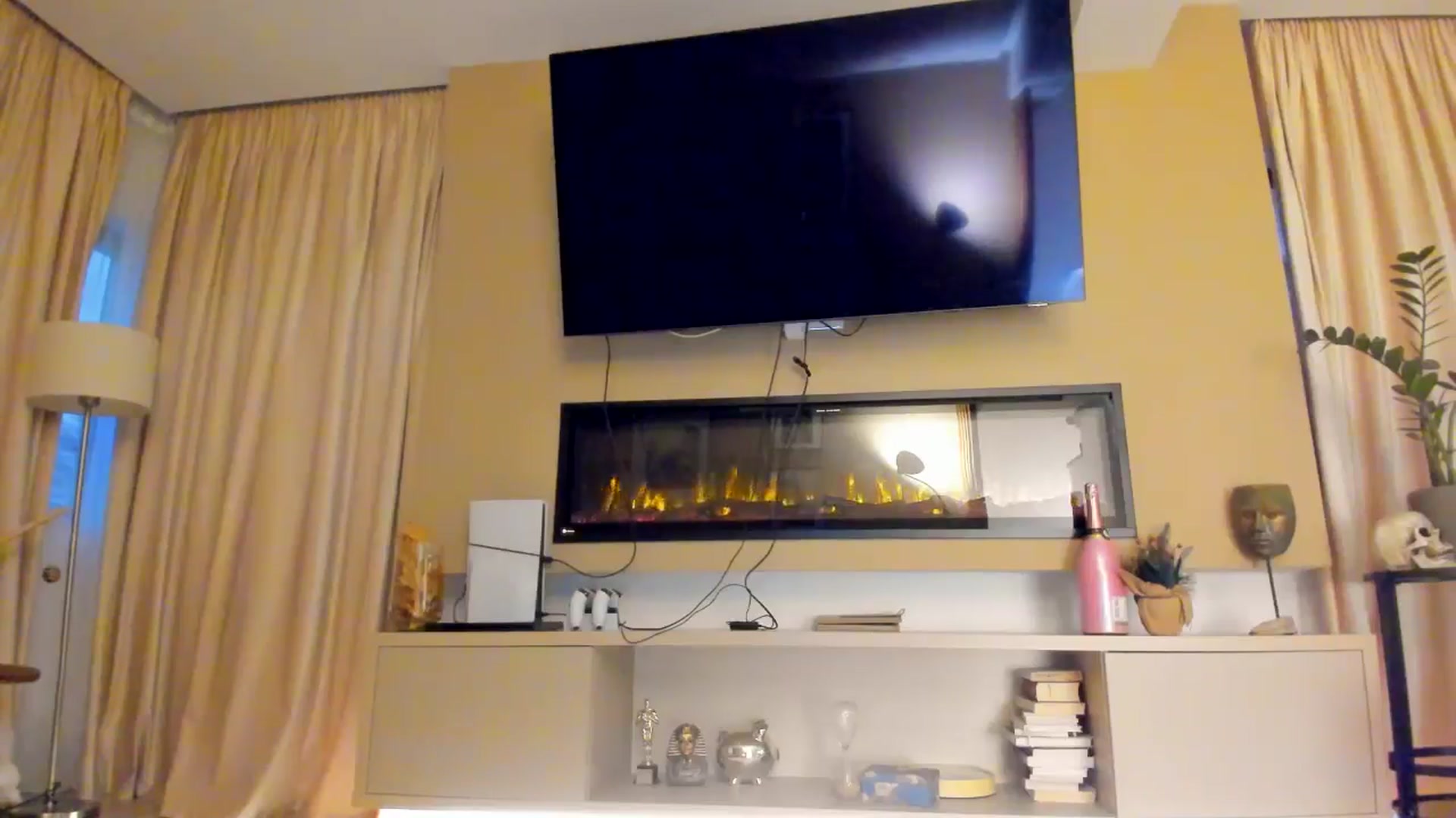 Gallery image thumbnail from Eve___'s myfreecams stream on, 12/28/2025, 15:24 image 15 of 20