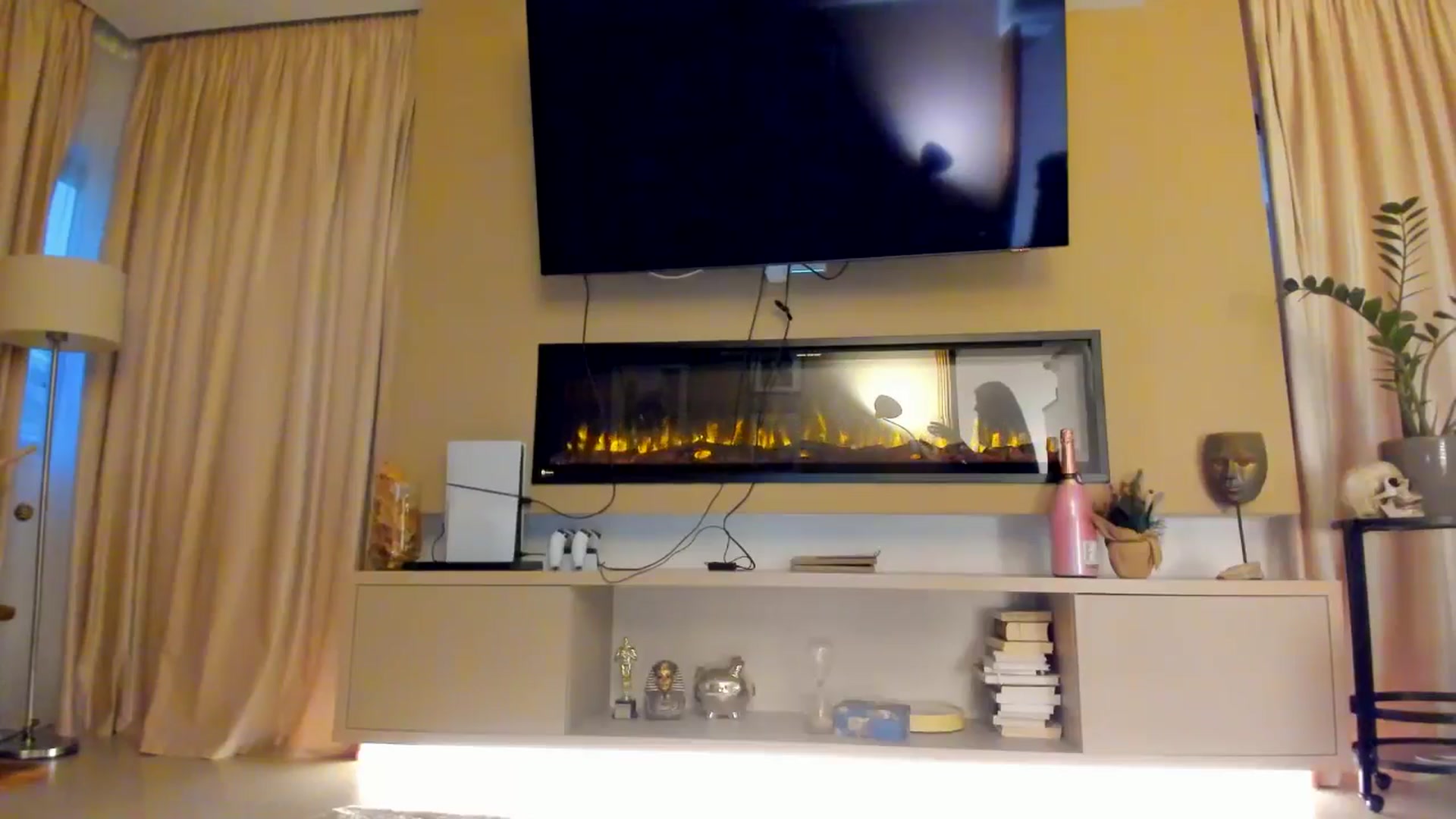 Gallery image thumbnail from Eve___'s myfreecams stream on, 12/28/2025, 15:24 image 14 of 20