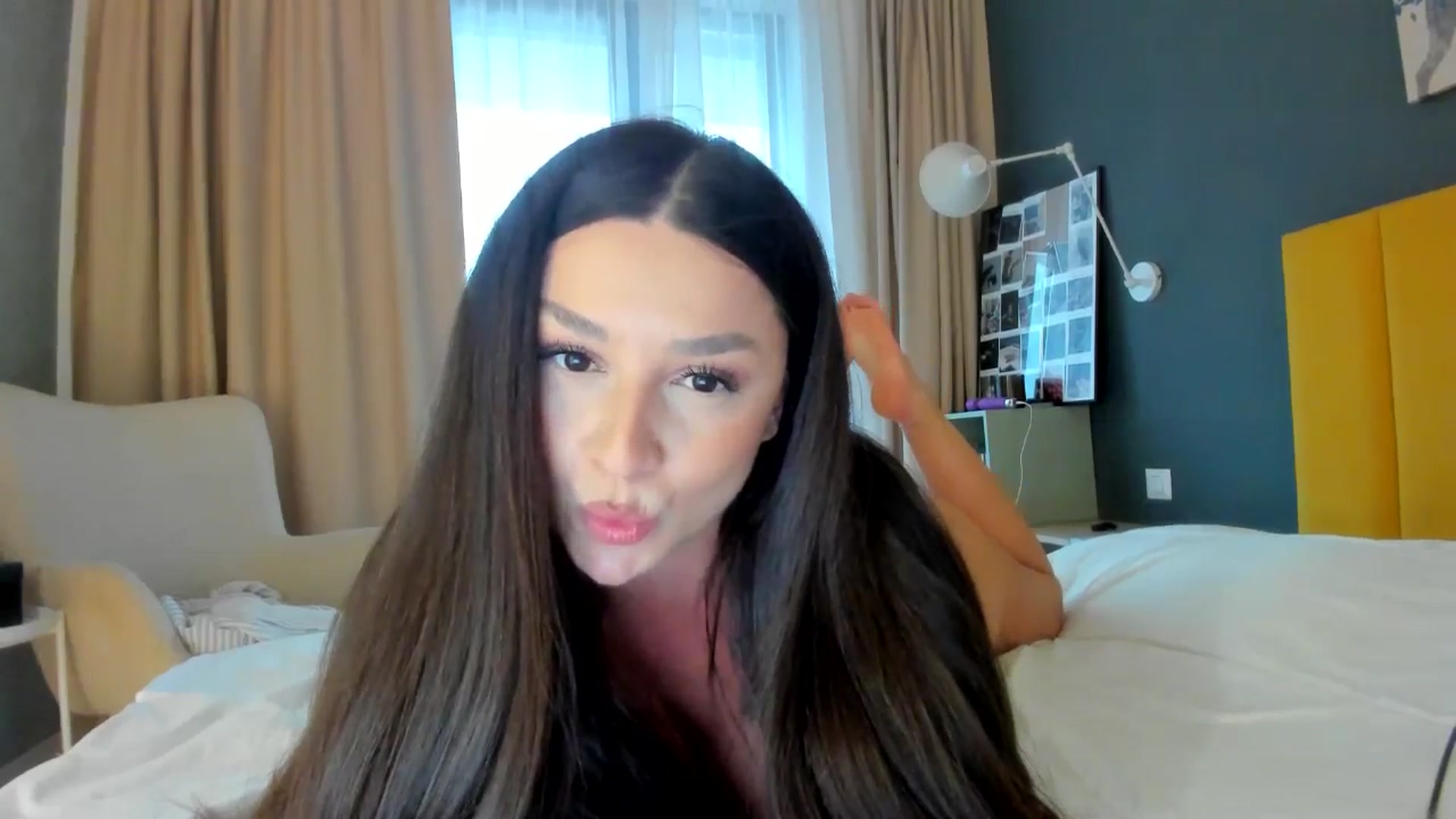 Gallery image thumbnail from Eve___'s myfreecams stream on, 03/19/2026, 15:45 image 17 of 20