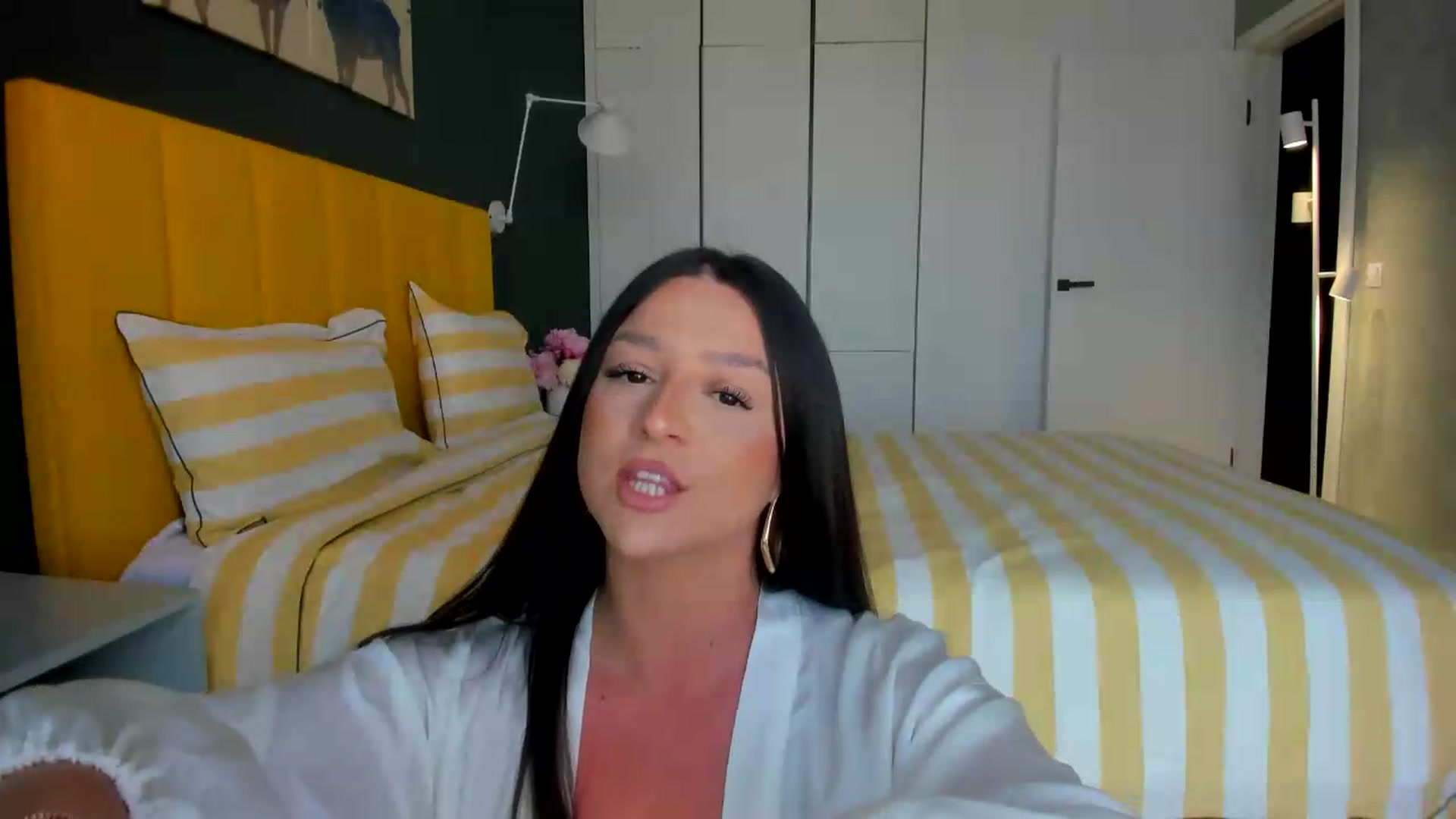 Gallery image thumbnail from Eve___'s myfreecams stream on, 05/28/2026, 14:13 image 9 of 20