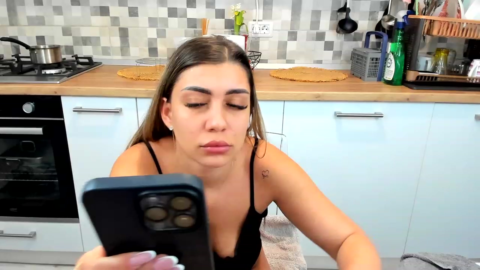 Gallery image thumbnail from EveeEvian's myfreecams stream on, 03/09/2024, 18:54 image 17 of 20