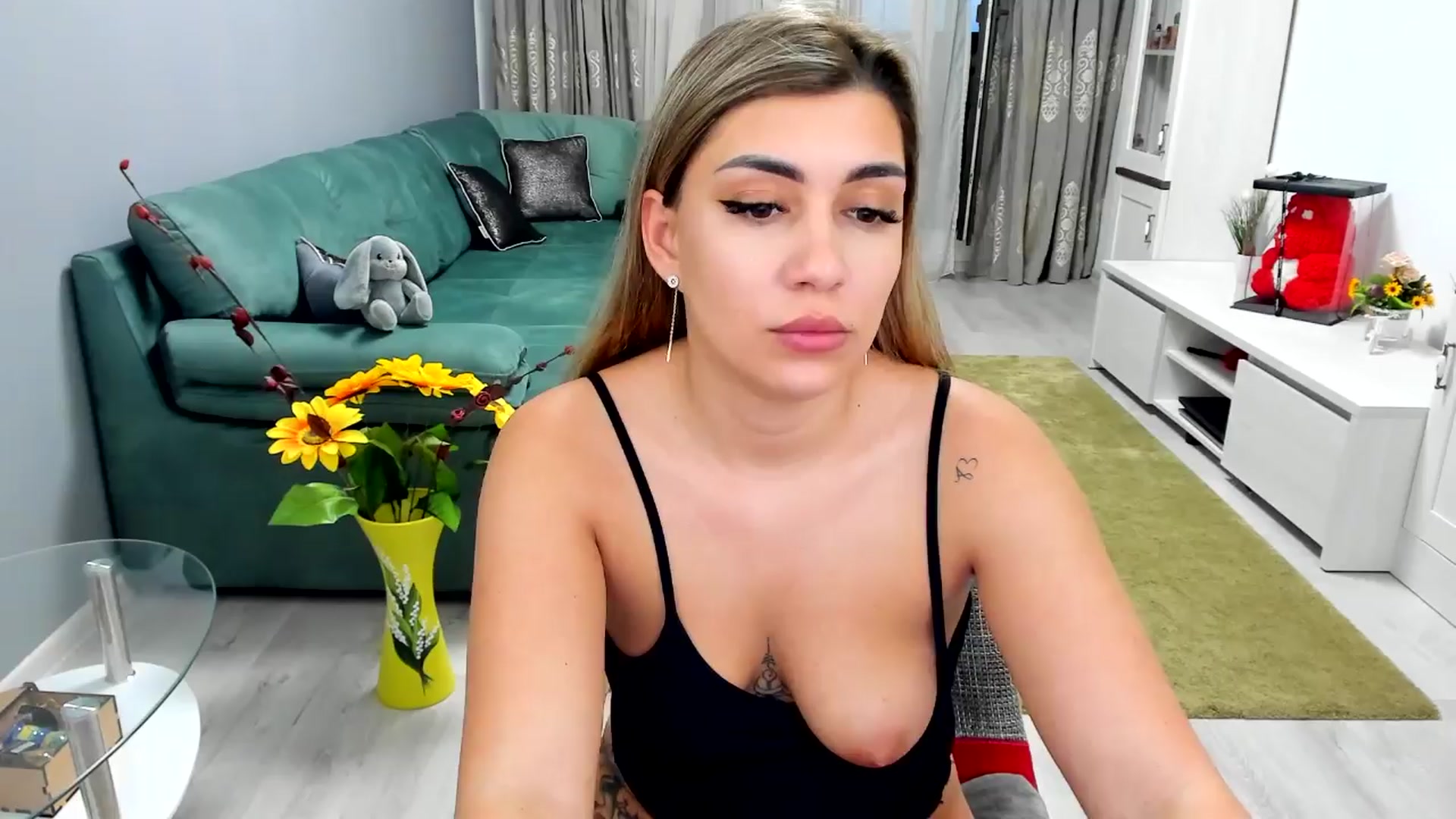 Gallery image thumbnail from EveeEvian's myfreecams stream on, 04/05/2024, 17:05 image 9 of 20
