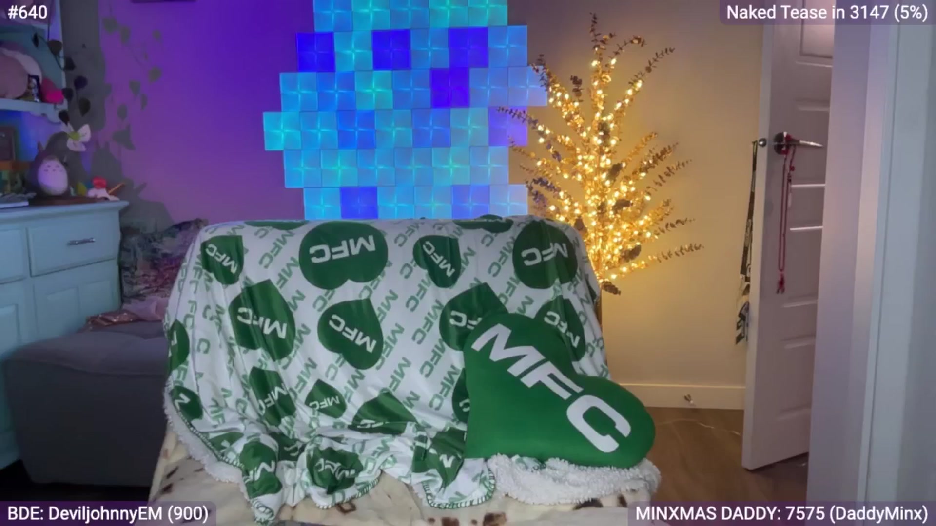 Gallery image thumbnail from EveeMinx's myfreecams stream on, 12/24/2024, 08:27 image 15 of 20