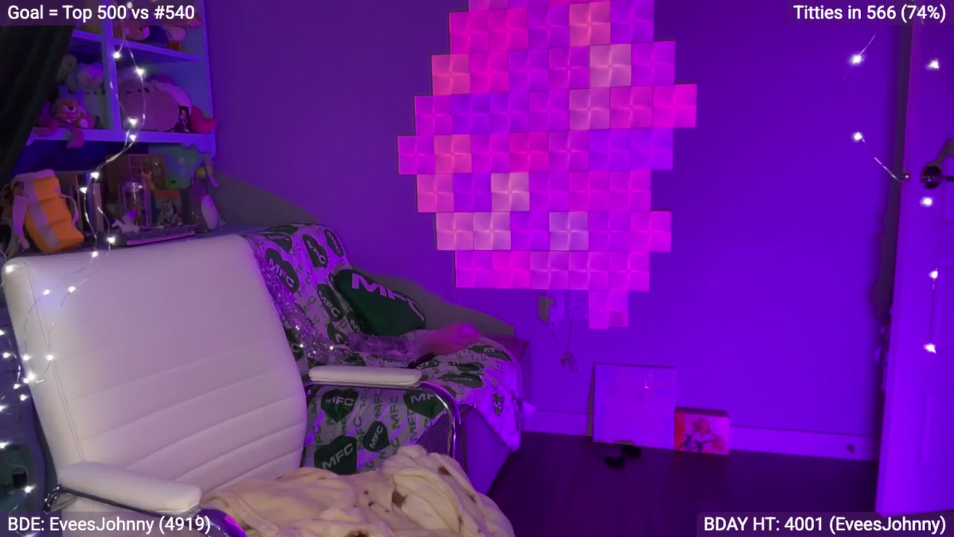 Gallery image thumbnail from EveeMinx's myfreecams stream on, 06/26/2025, 08:22 image 12 of 20
