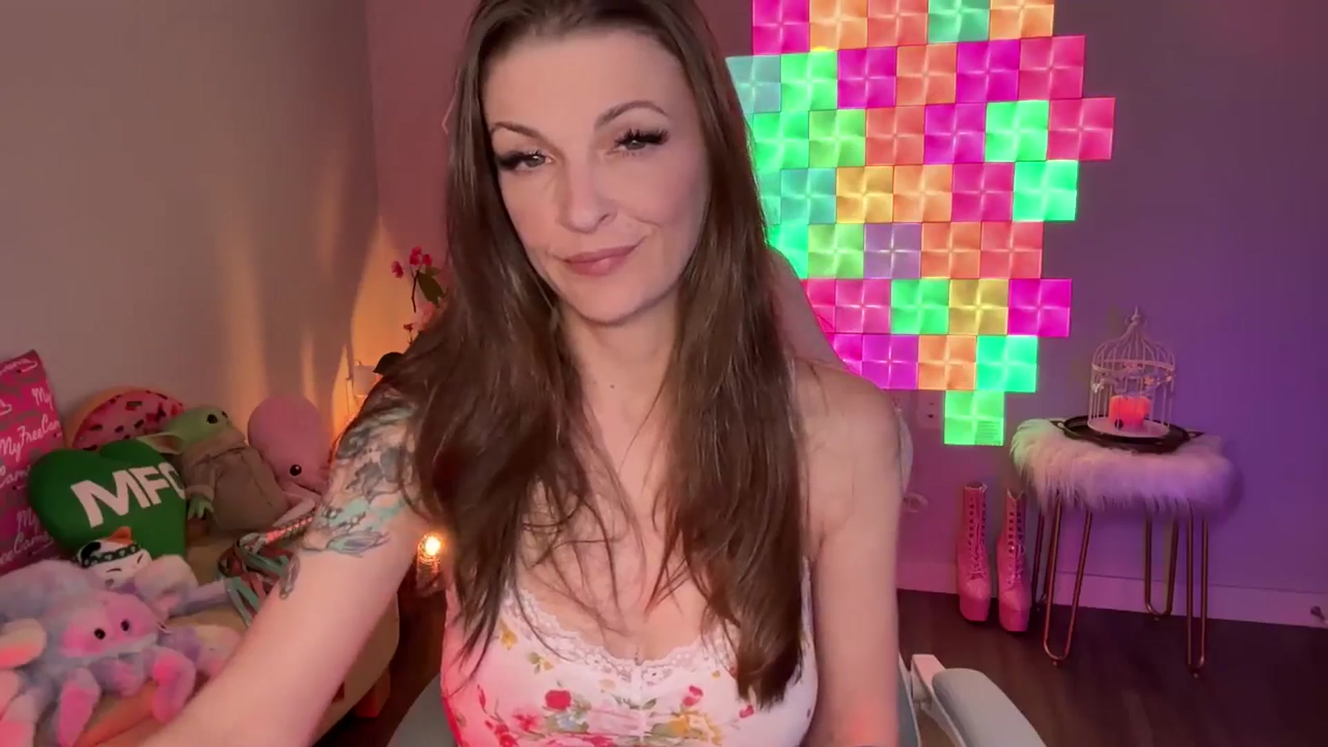 Gallery image thumbnail from EveeMinx's myfreecams stream on, 04/17/2026, 06:38 image 3 of 20
