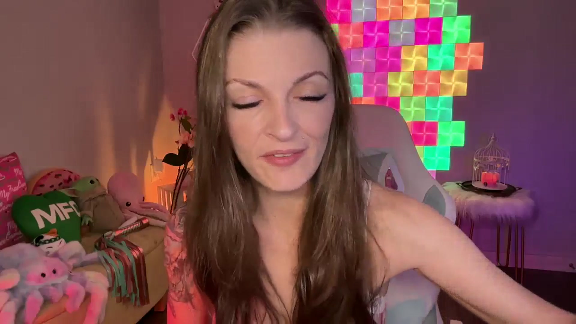 Gallery image thumbnail from EveeMinx's myfreecams stream on, 04/17/2026, 06:38 image 15 of 20