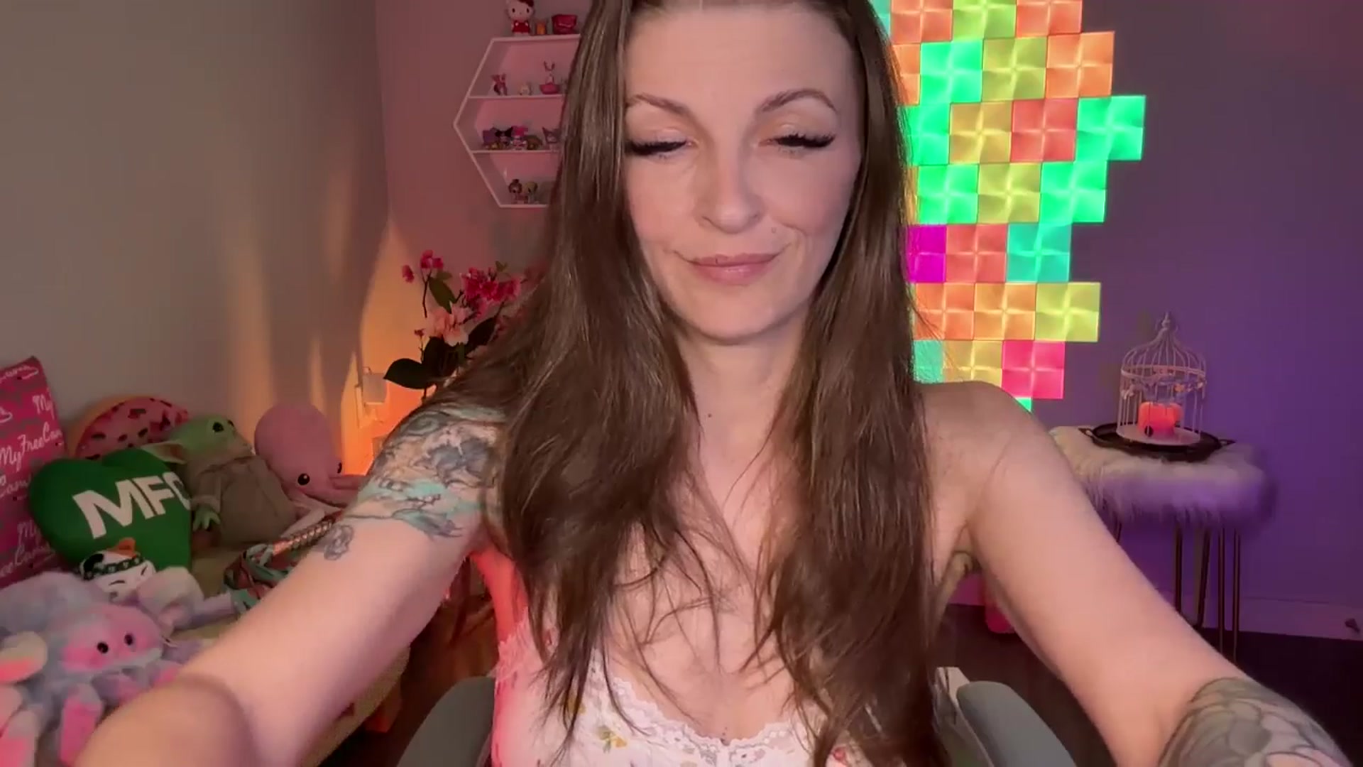 Gallery image thumbnail from EveeMinx's myfreecams stream on, 04/17/2026, 06:38 image 6 of 20