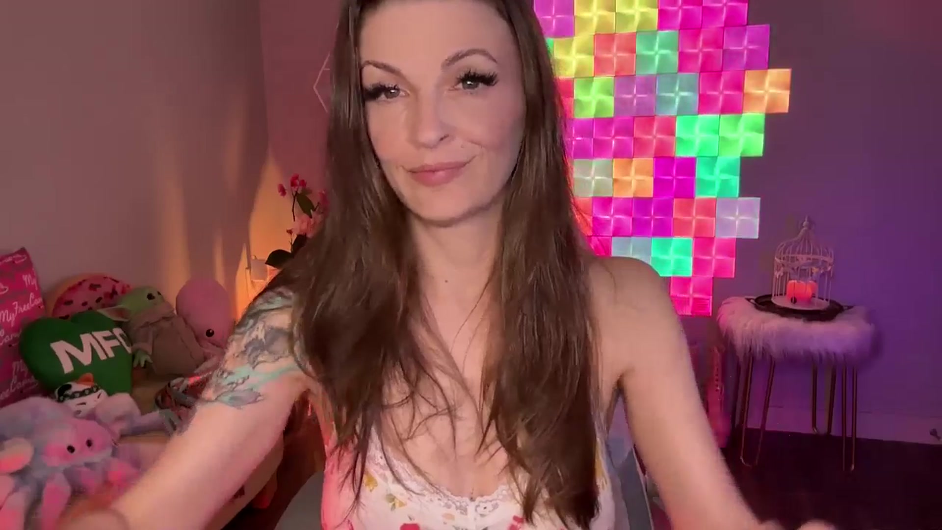 Gallery image thumbnail from EveeMinx's myfreecams stream on, 04/17/2026, 06:38 image 7 of 20