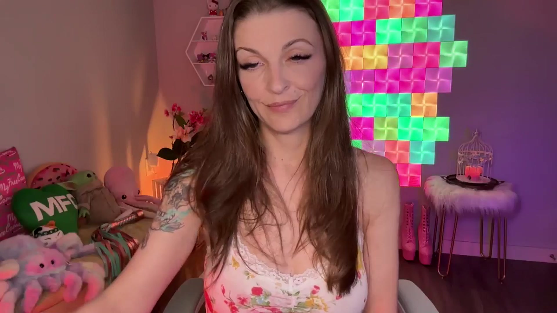 Gallery image thumbnail from EveeMinx's myfreecams stream on, 04/17/2026, 06:38 image 4 of 20
