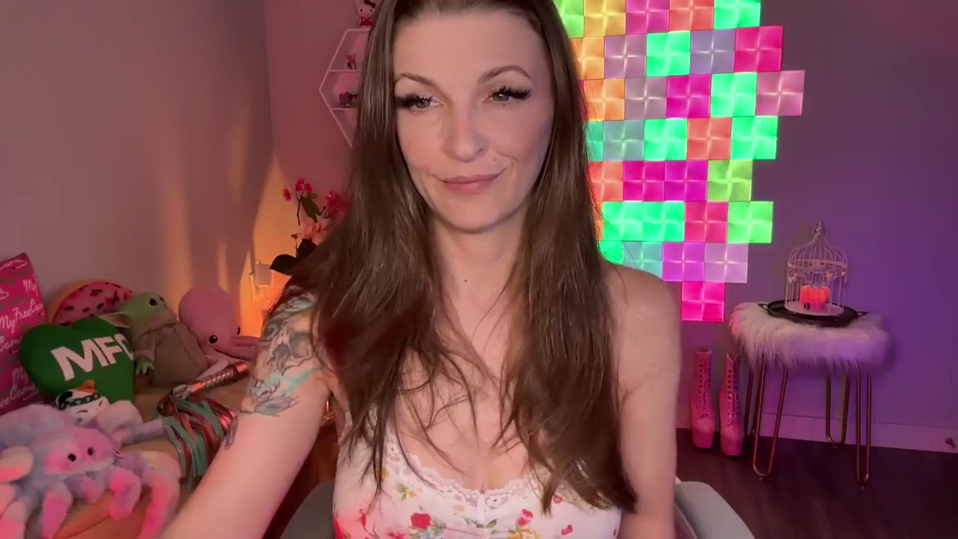 Gallery image thumbnail from EveeMinx's myfreecams stream on, 04/17/2026, 06:38 image 5 of 20
