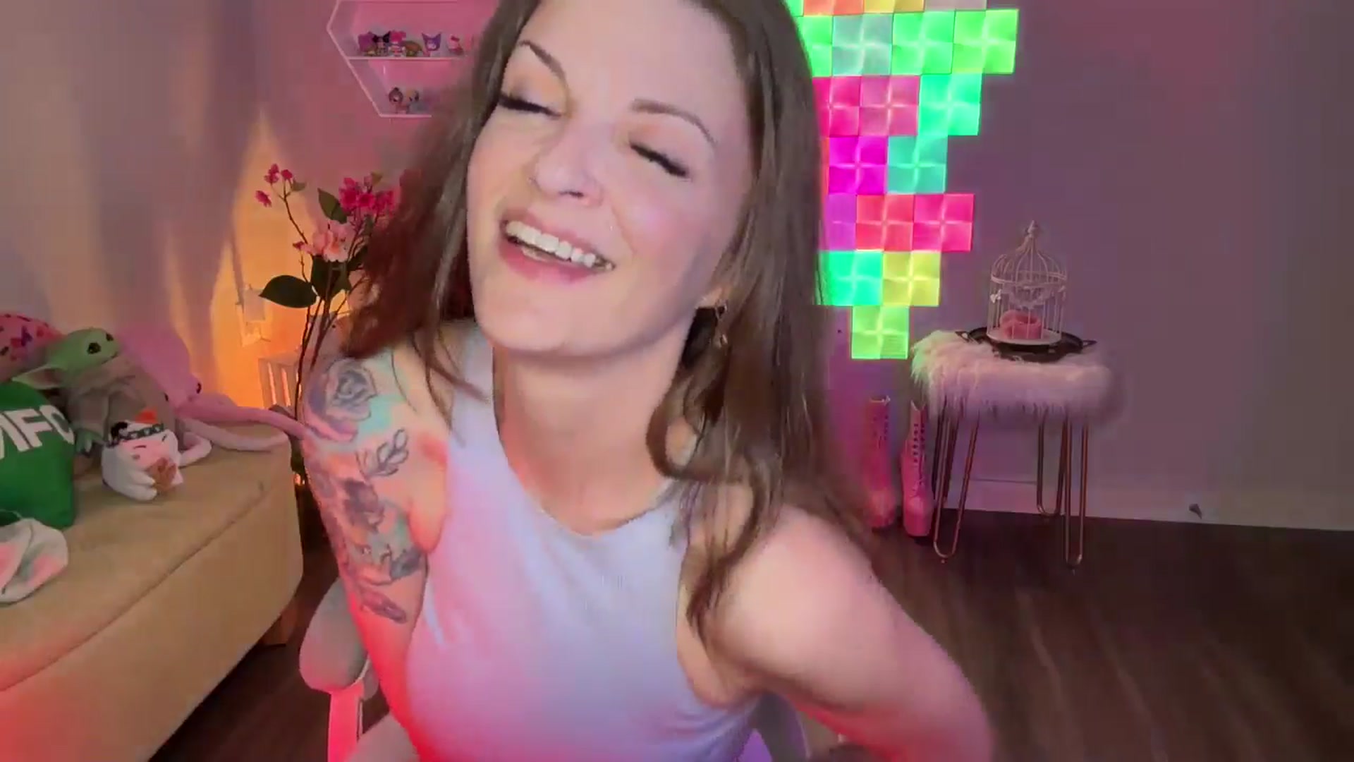 Gallery image thumbnail from EveeMinx's myfreecams stream on, 05/06/2026, 07:22 image 19 of 20