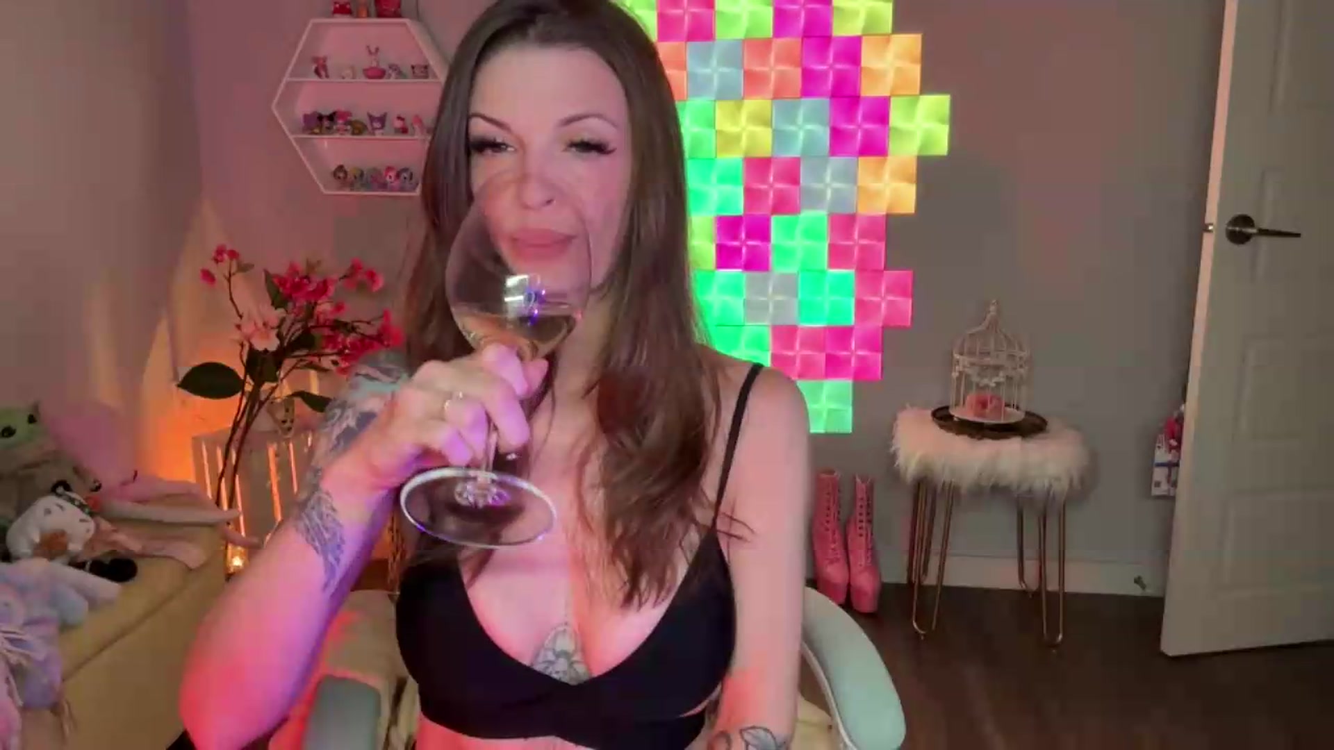 Gallery image thumbnail from EveeMinx's myfreecams stream on, 05/31/2026, 06:17 image 17 of 20