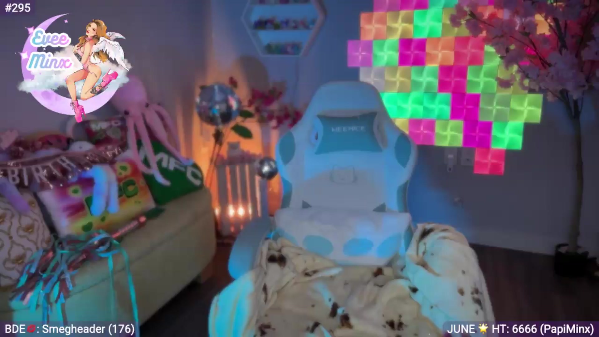 Gallery image thumbnail from EveeMinx's myfreecams stream on, 06/14/2026, 07:43 image 4 of 20