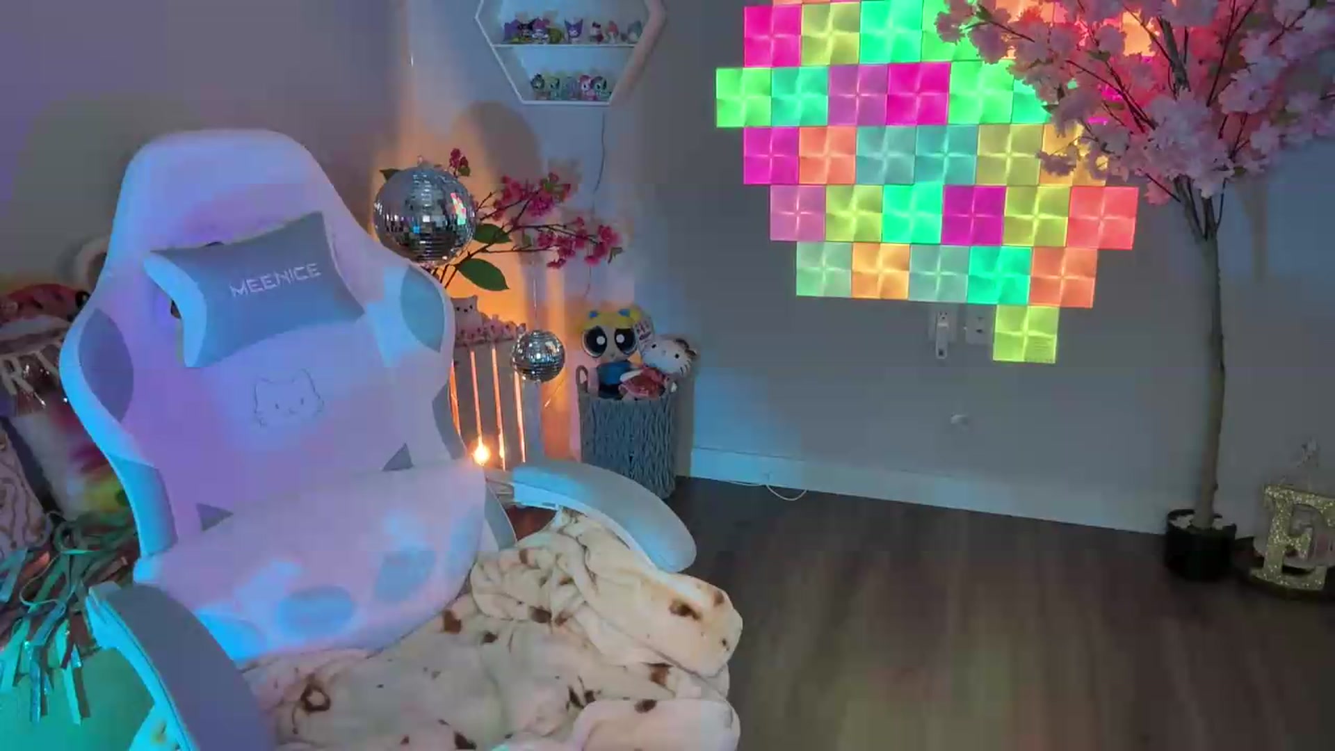 Gallery image thumbnail from EveeMinx's myfreecams stream on, 06/15/2026, 07:15 image 10 of 20