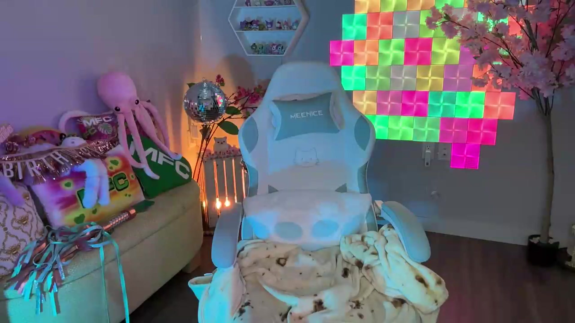 Gallery image thumbnail from EveeMinx's myfreecams stream on, 06/15/2026, 07:15 image 19 of 20