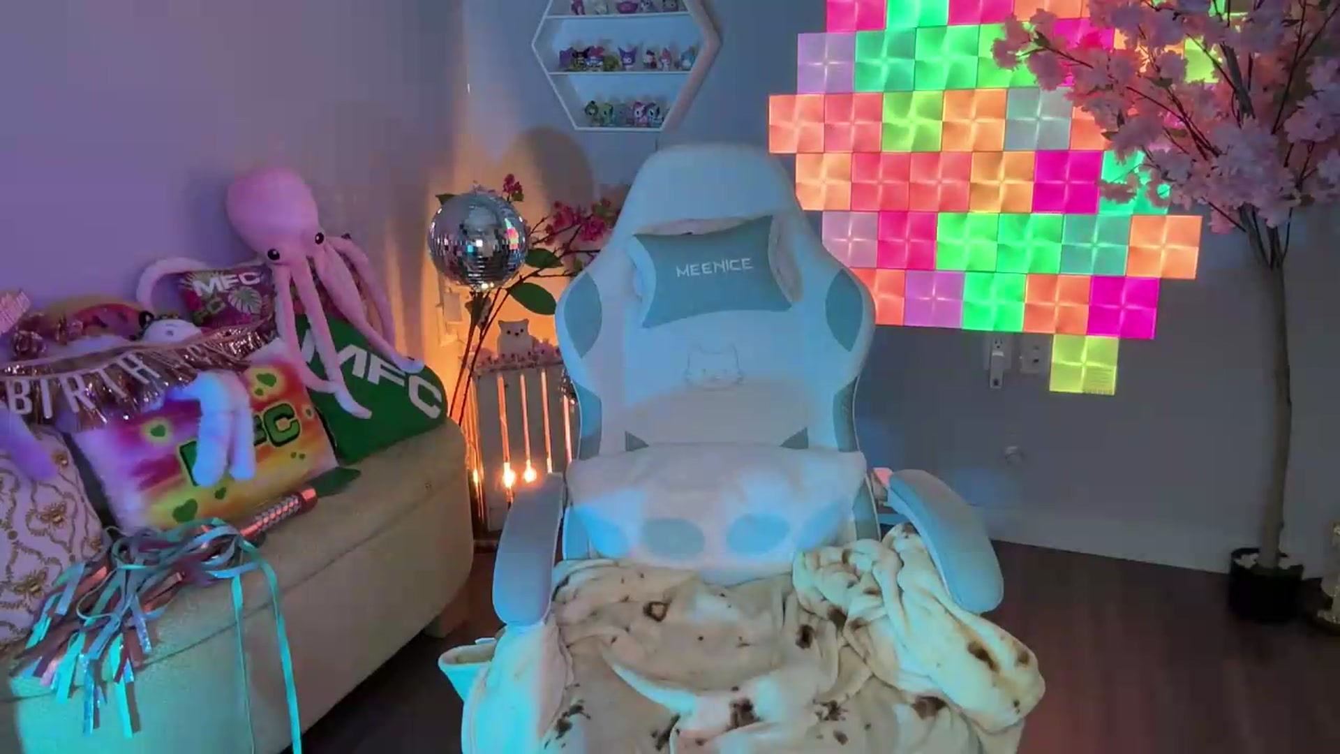 Gallery image thumbnail from EveeMinx's myfreecams stream on, 06/15/2026, 07:15 image 20 of 20