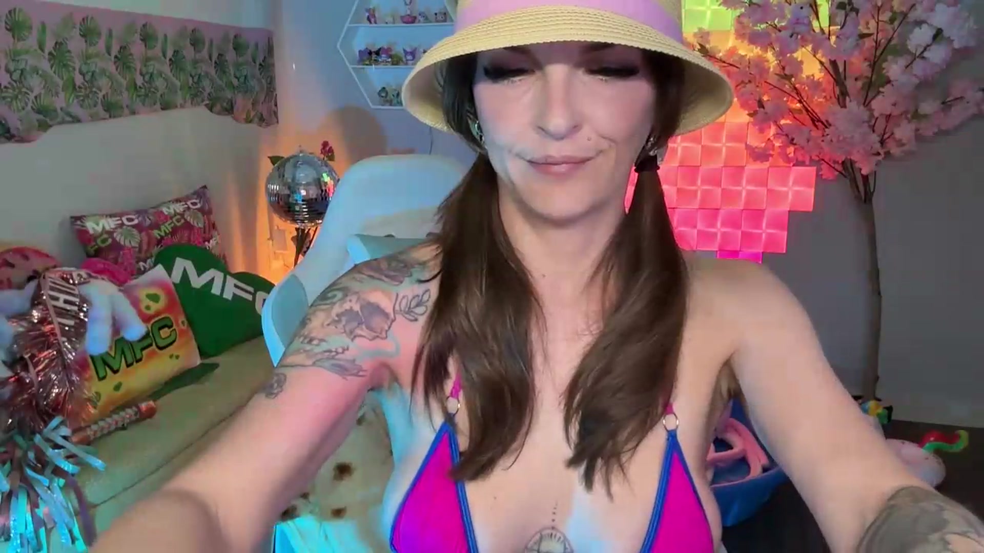 Gallery image thumbnail from EveeMinx's myfreecams stream on, 06/24/2026, 07:19 image 12 of 20