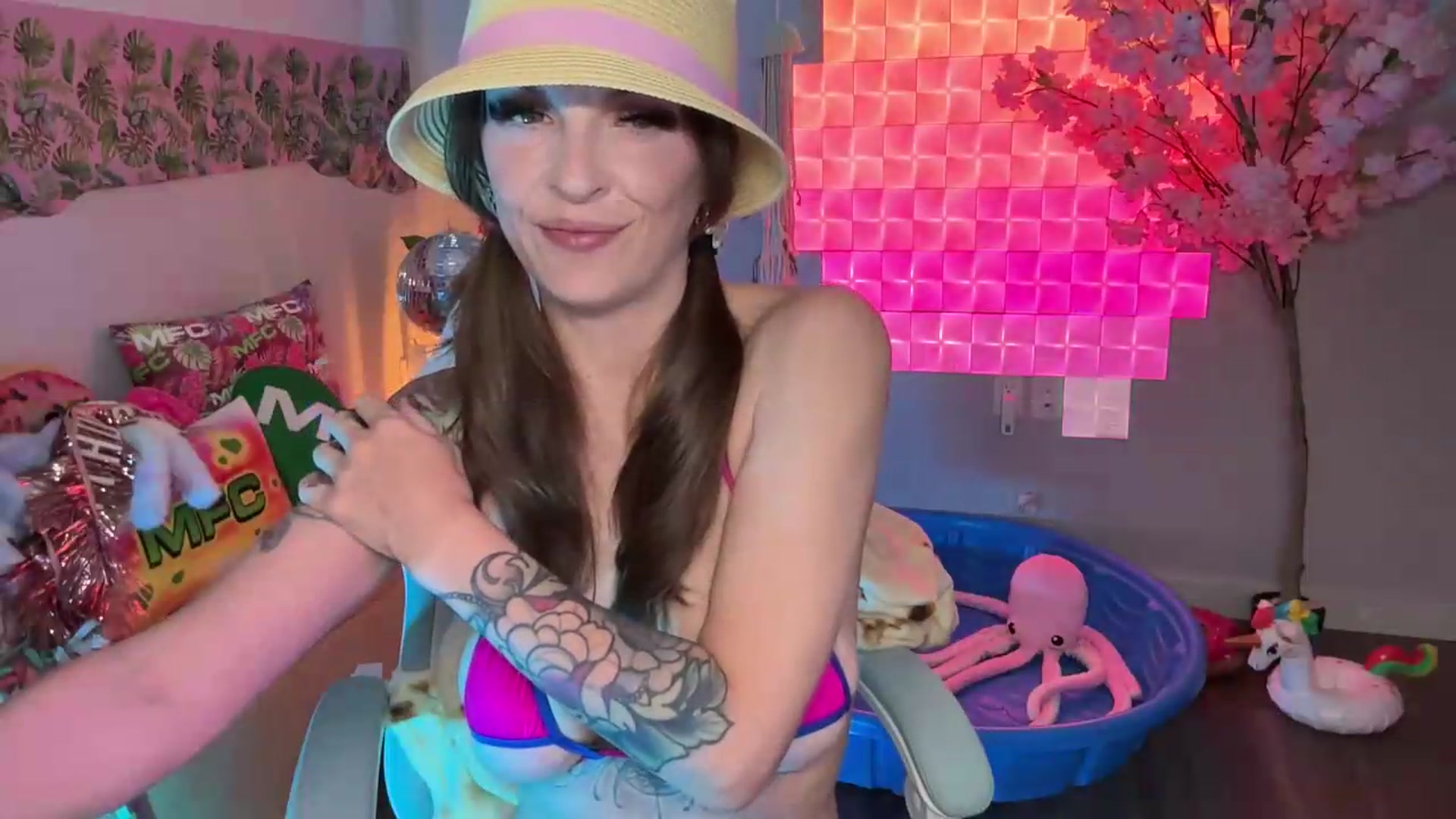 Gallery image thumbnail from EveeMinx's myfreecams stream on, 06/24/2026, 07:19 image 13 of 20