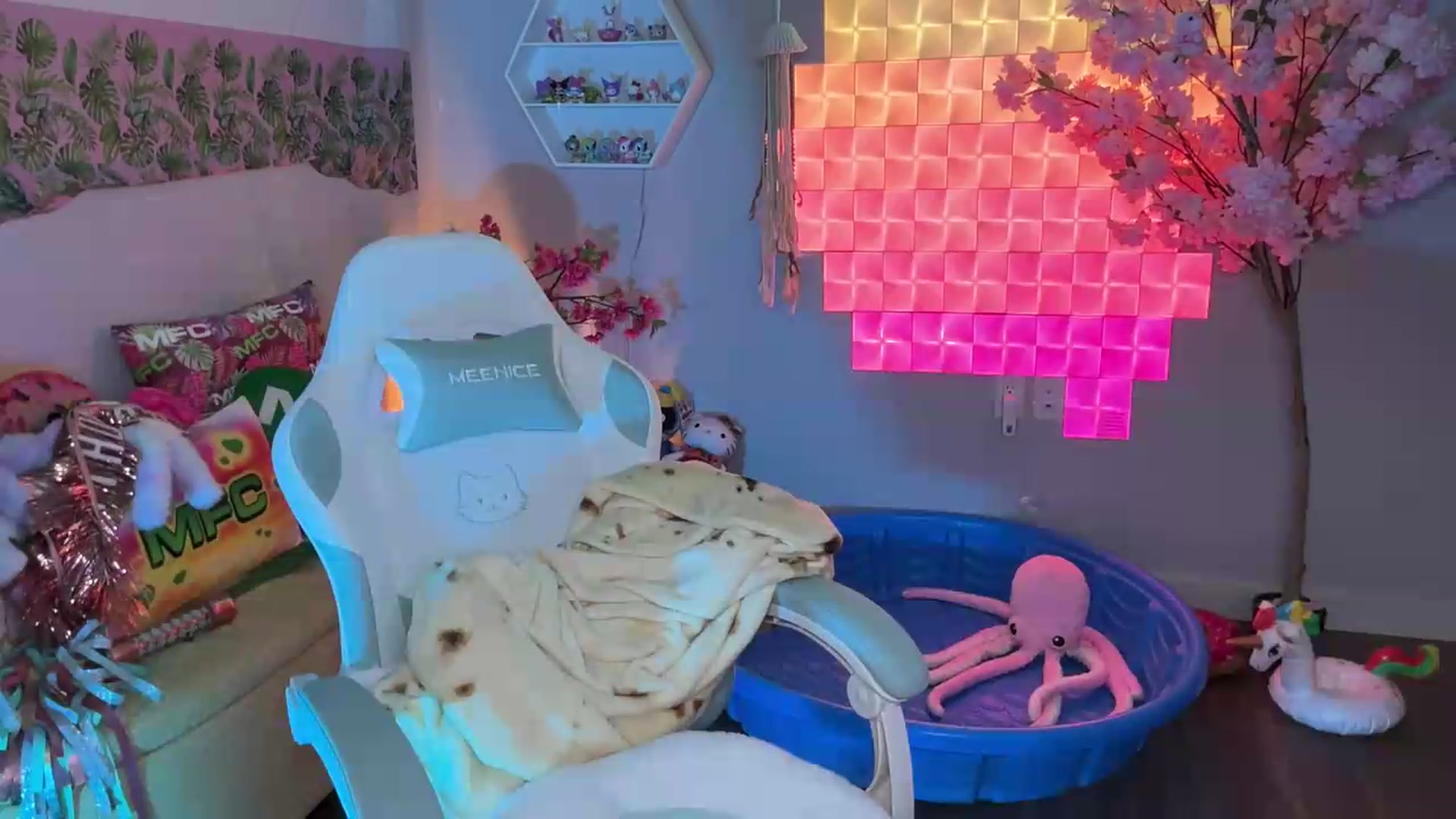 Gallery image thumbnail from EveeMinx's myfreecams stream on, 06/24/2026, 07:19 image 16 of 20
