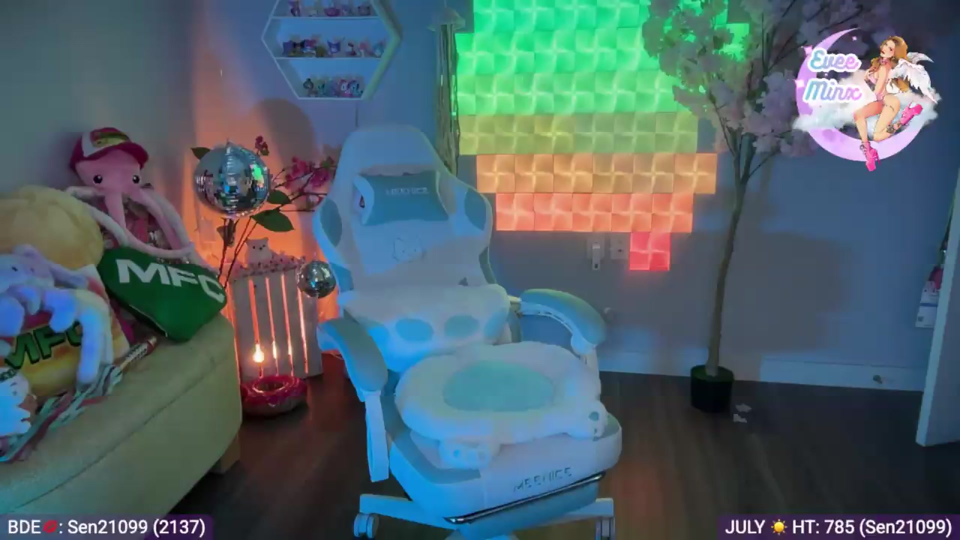 Gallery image thumbnail from EveeMinx's myfreecams stream on, 07/12/2026, 08:42 image 12 of 20