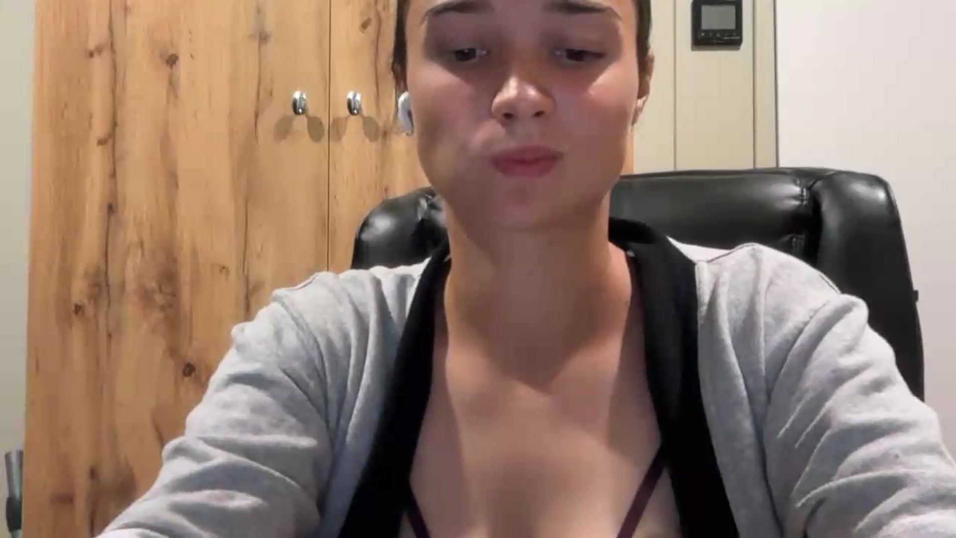 Gallery image thumbnail from EvelinaDivine's myfreecams stream on, 08/04/2026, 20:40 image 14 of 20