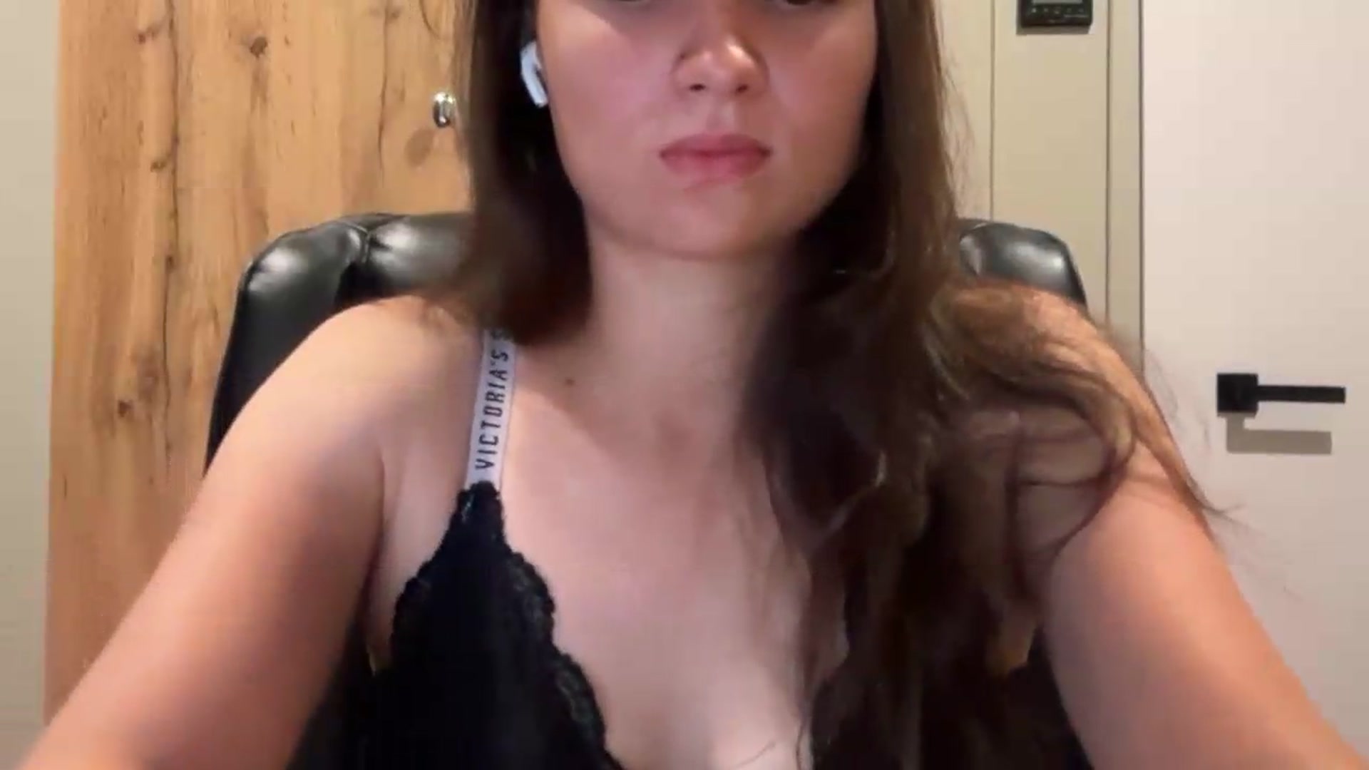 Gallery image thumbnail from EvelinaDivine's myfreecams stream on, 08/05/2026, 20:19 image 11 of 20