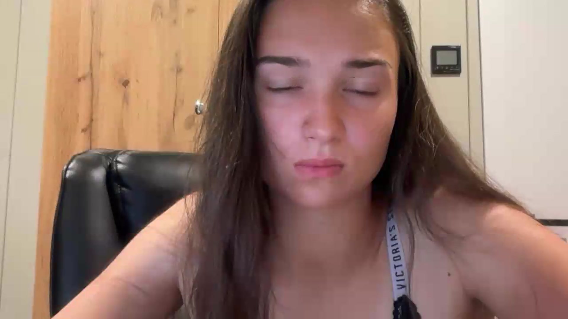 Gallery image thumbnail from EvelinaDivine's myfreecams stream on, 08/05/2026, 21:12 image 9 of 20