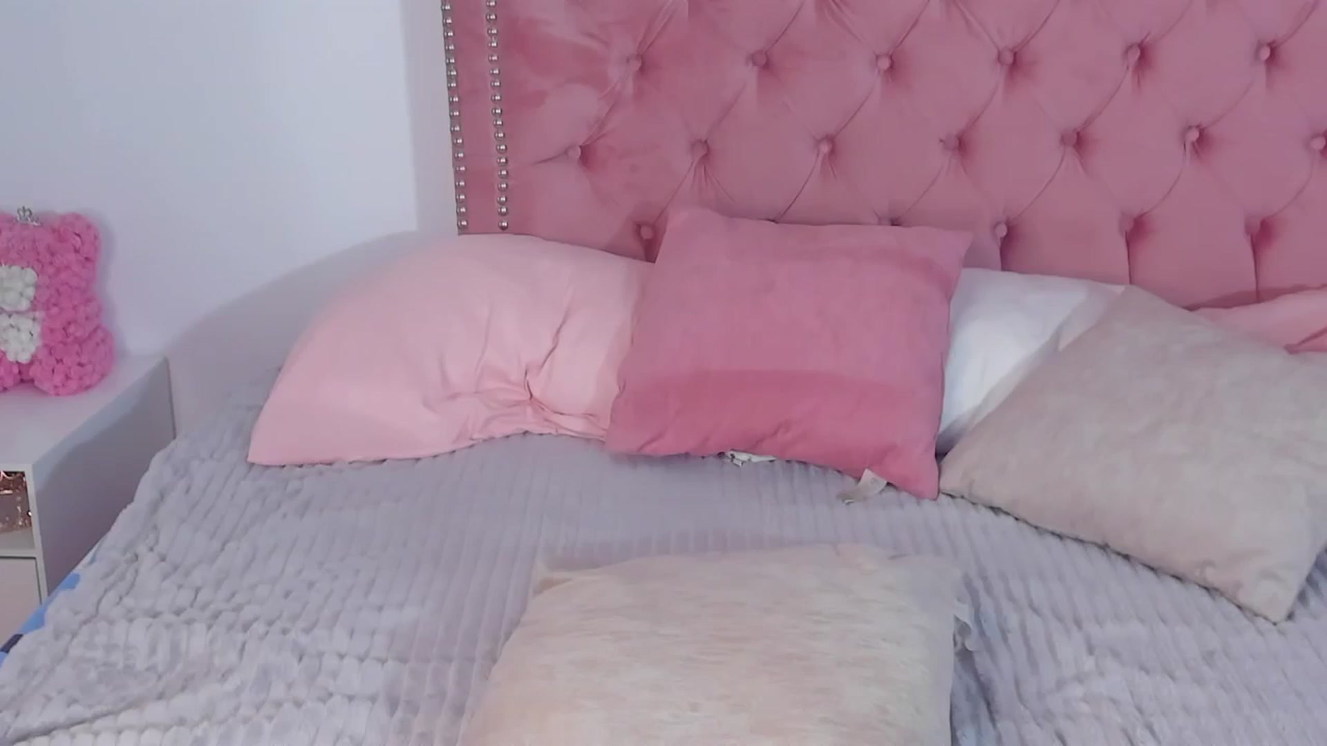 Gallery image thumbnail from Evelincooper's myfreecams stream on, 10/31/2024, 03:29 image 14 of 20