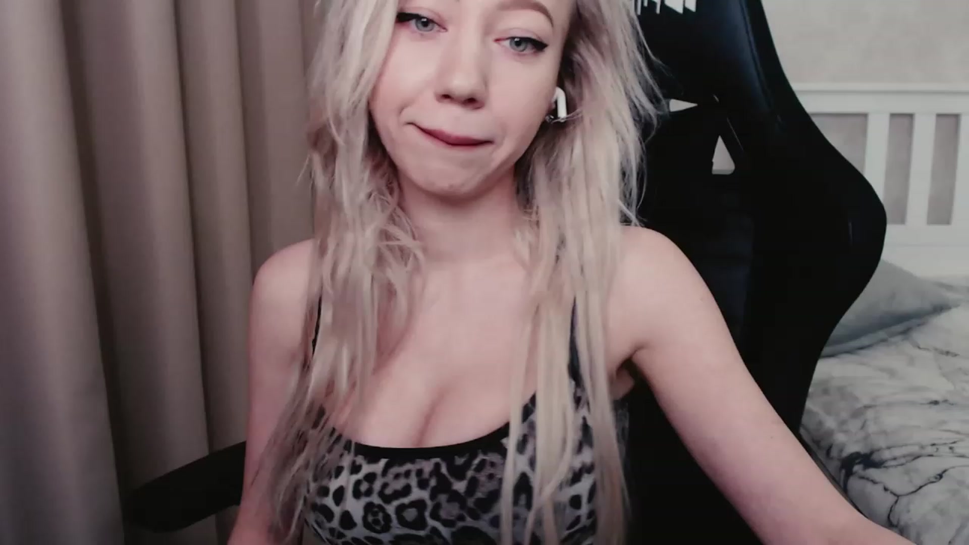 Gallery image thumbnail from Eveline___'s myfreecams stream on, 02/15/2023, 12:54 image 5 of 20