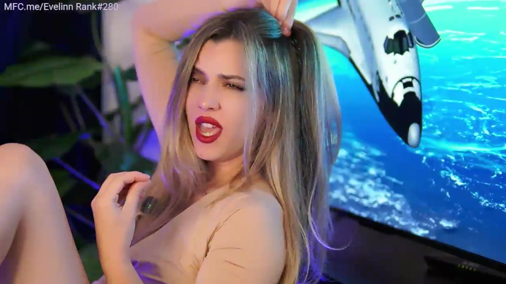 Gallery image thumbnail from Evelinn's myfreecams stream on, 08/14/2026, 11:39 image 6 of 20