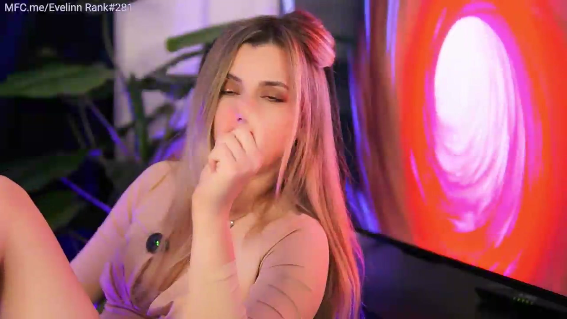 Gallery image thumbnail from Evelinn's myfreecams stream on, 08/14/2026, 11:39 image 8 of 20