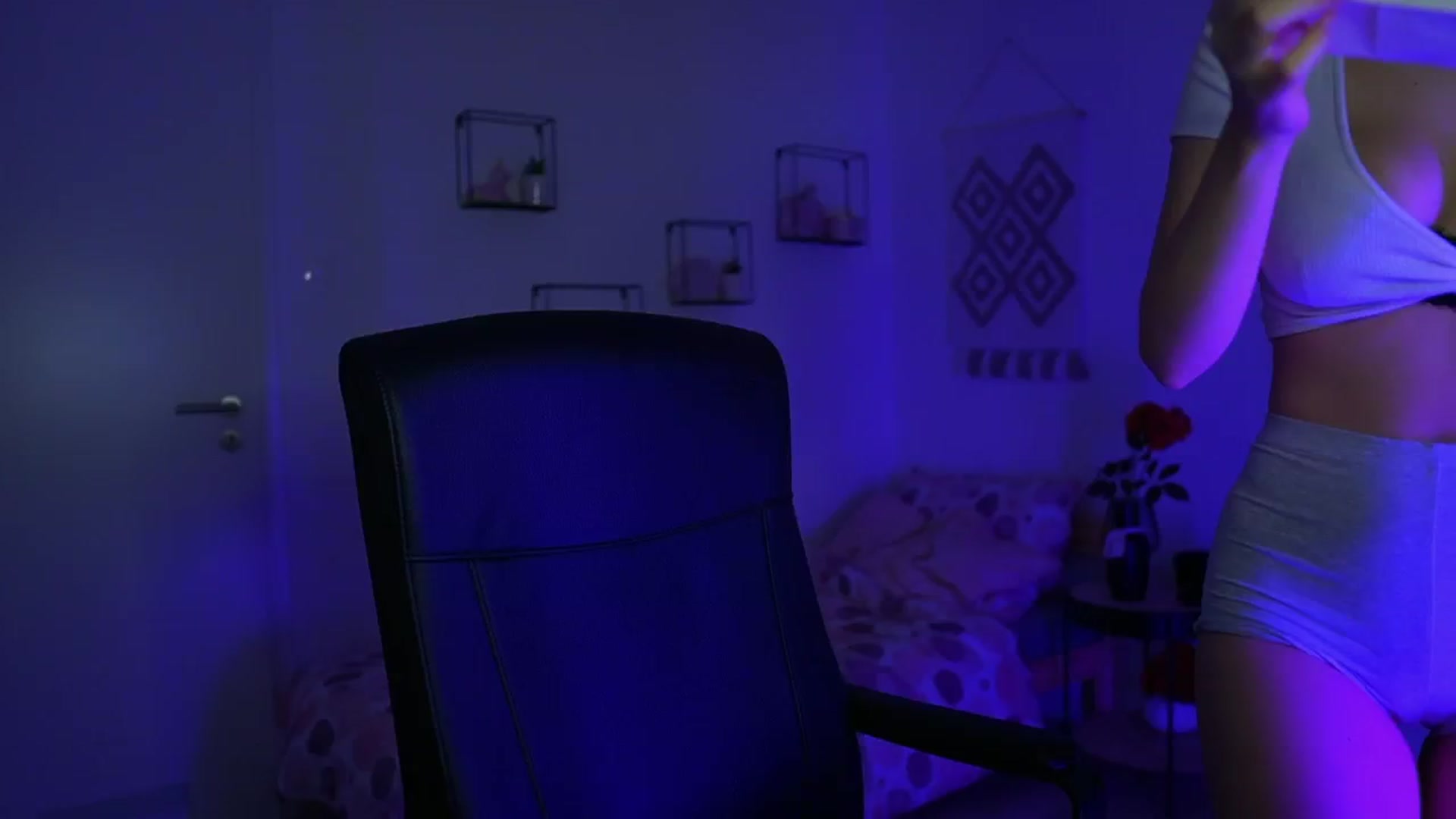 Gallery image thumbnail from EvelynCage_'s myfreecams stream on, 10/14/2024, 18:18 image 5 of 20
