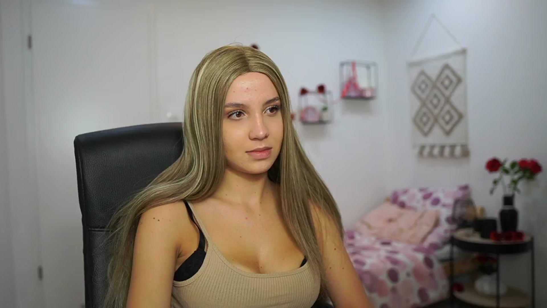 Gallery image thumbnail from EvelynCage_'s myfreecams stream on, 09/16/2025, 18:08 image 1 of 20