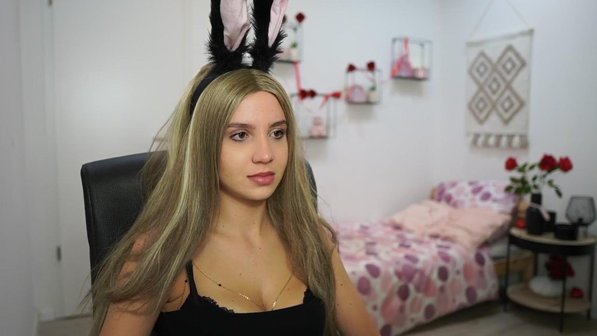 Gallery image thumbnail from EvelynCage_'s myfreecams stream on, 10/31/2025, 19:56 image 17 of 20