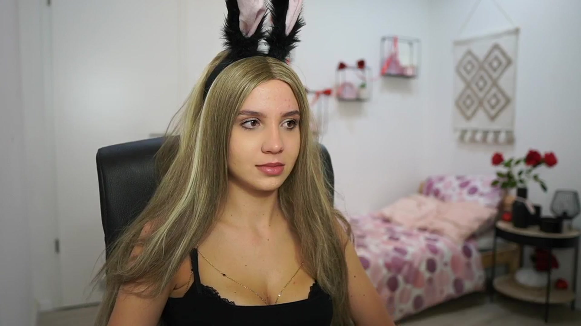 Gallery image thumbnail from EvelynCage_'s myfreecams stream on, 10/31/2025, 19:56 image 16 of 20