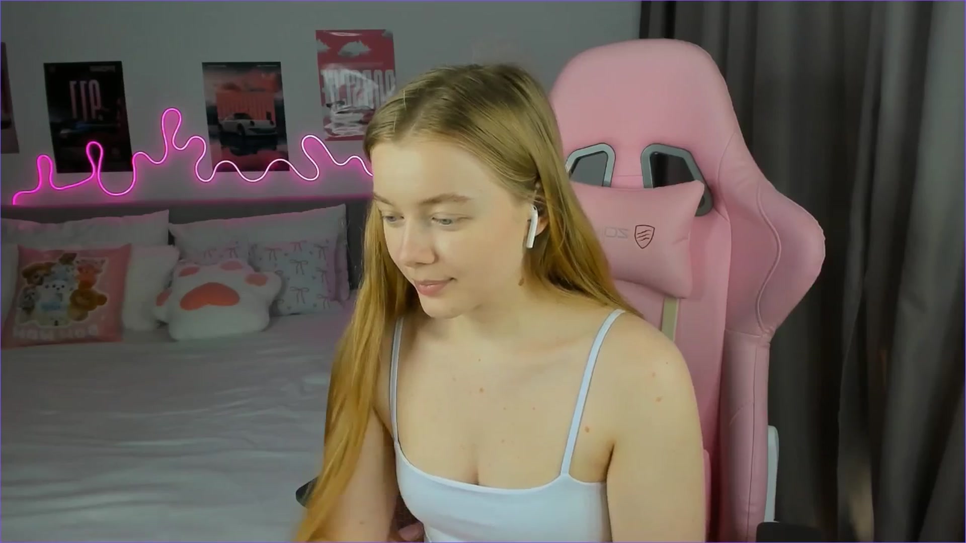Gallery image thumbnail from Evievil's myfreecams stream on, 03/28/2026, 09:23 image 15 of 20