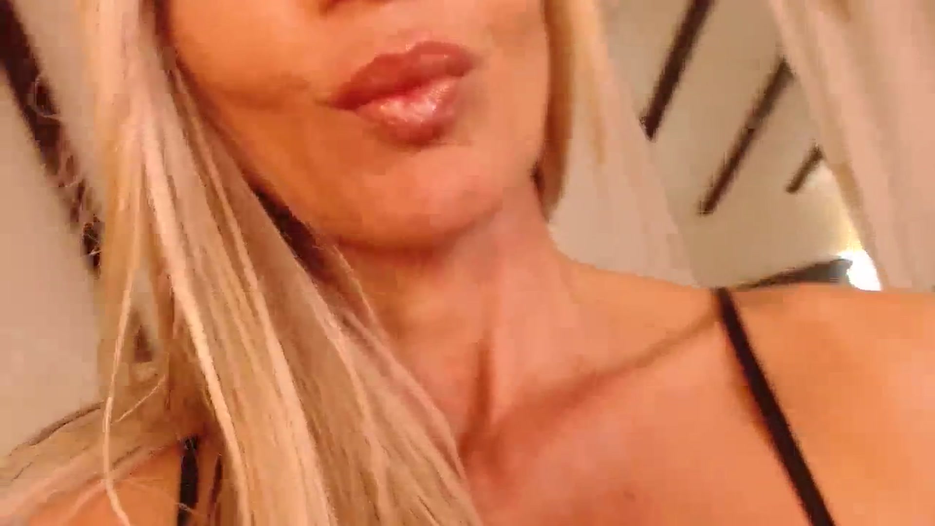 Gallery image thumbnail from Ewellyinn's myfreecams stream on, 03/29/2024, 21:22 image 7 of 20